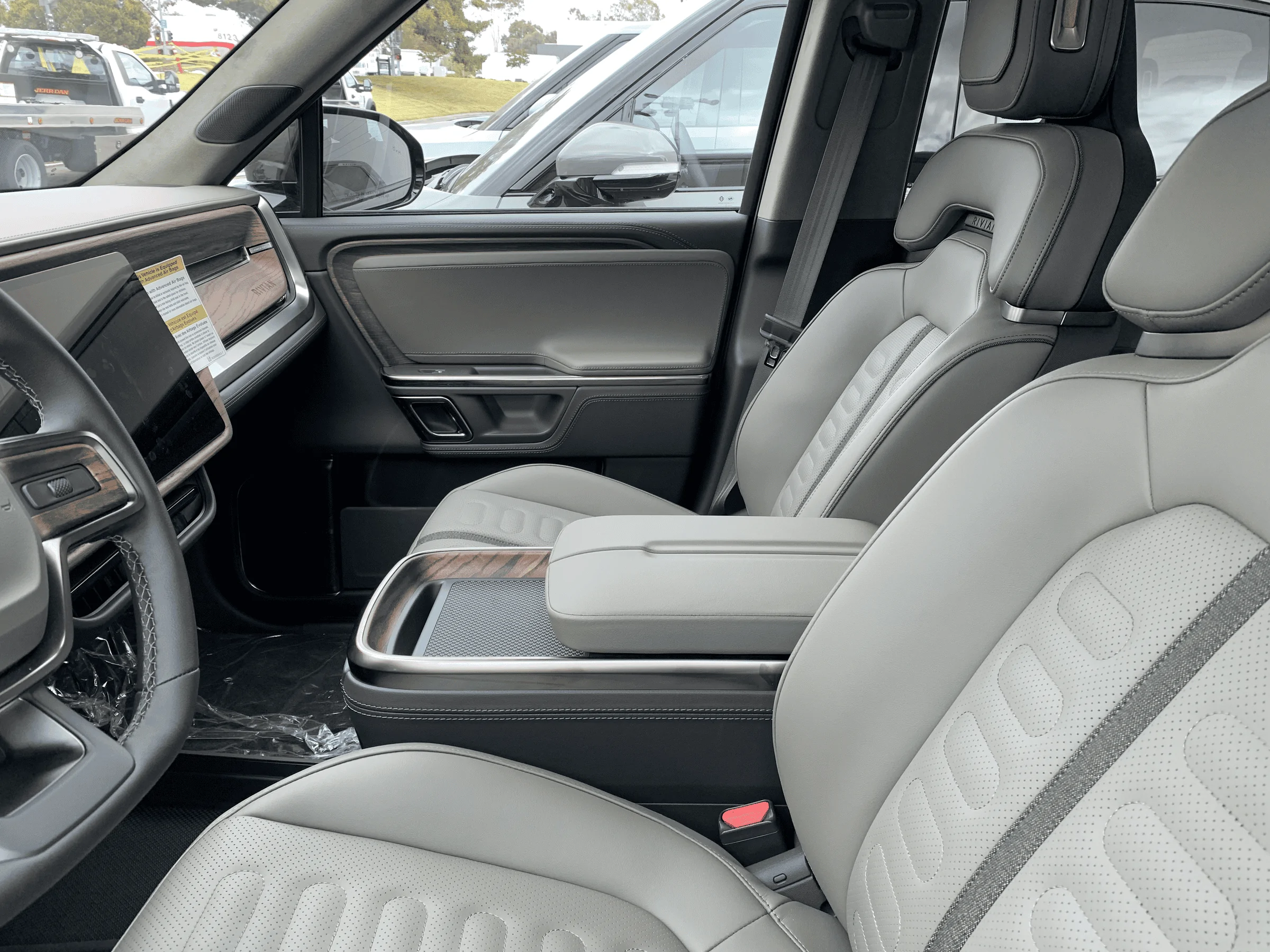 Rivian R1T R1S R1T LE LG FE group tempImageHln3b4