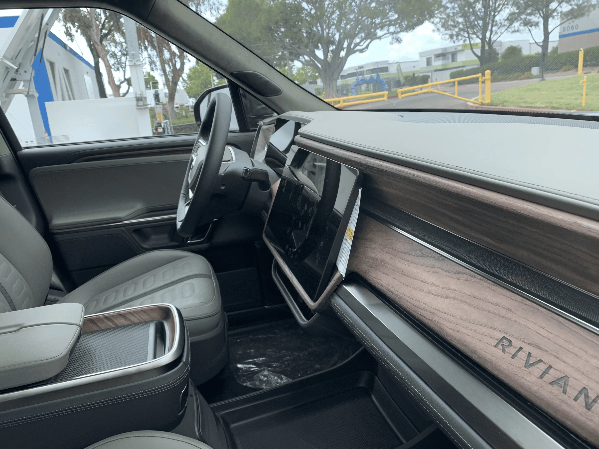 Rivian R1T R1S R1T LE LG FE group tempImageasN5q9