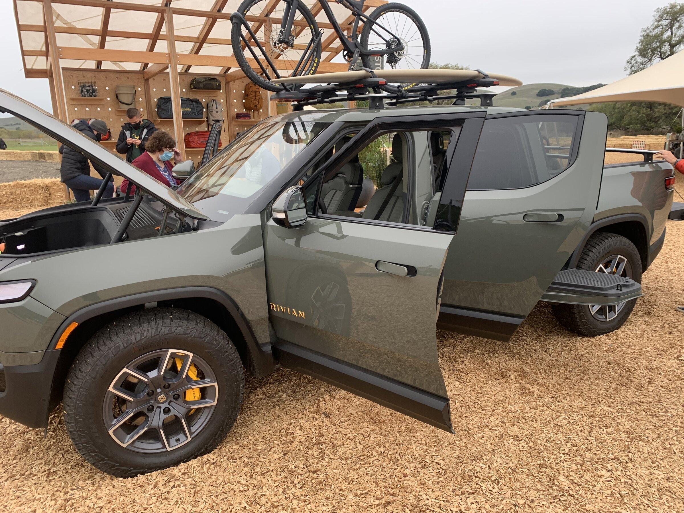 Rivian R1T R1S R1T LE LG FE group IMG-0821