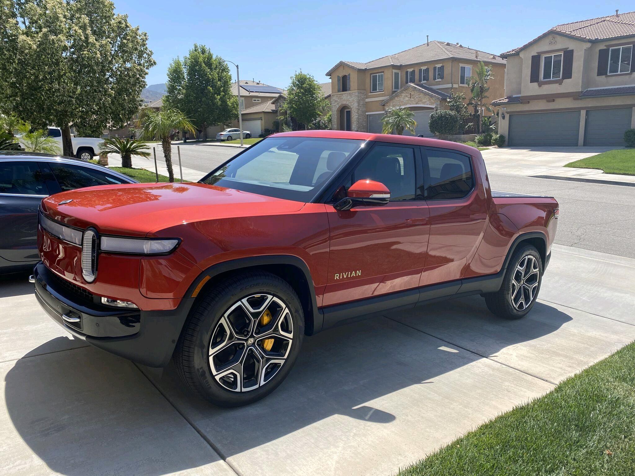 Rivian R1T R1S RED CANYON Rivian Photos image_4723ea57-225e-4545-9391-346921a12a2120220511_150911