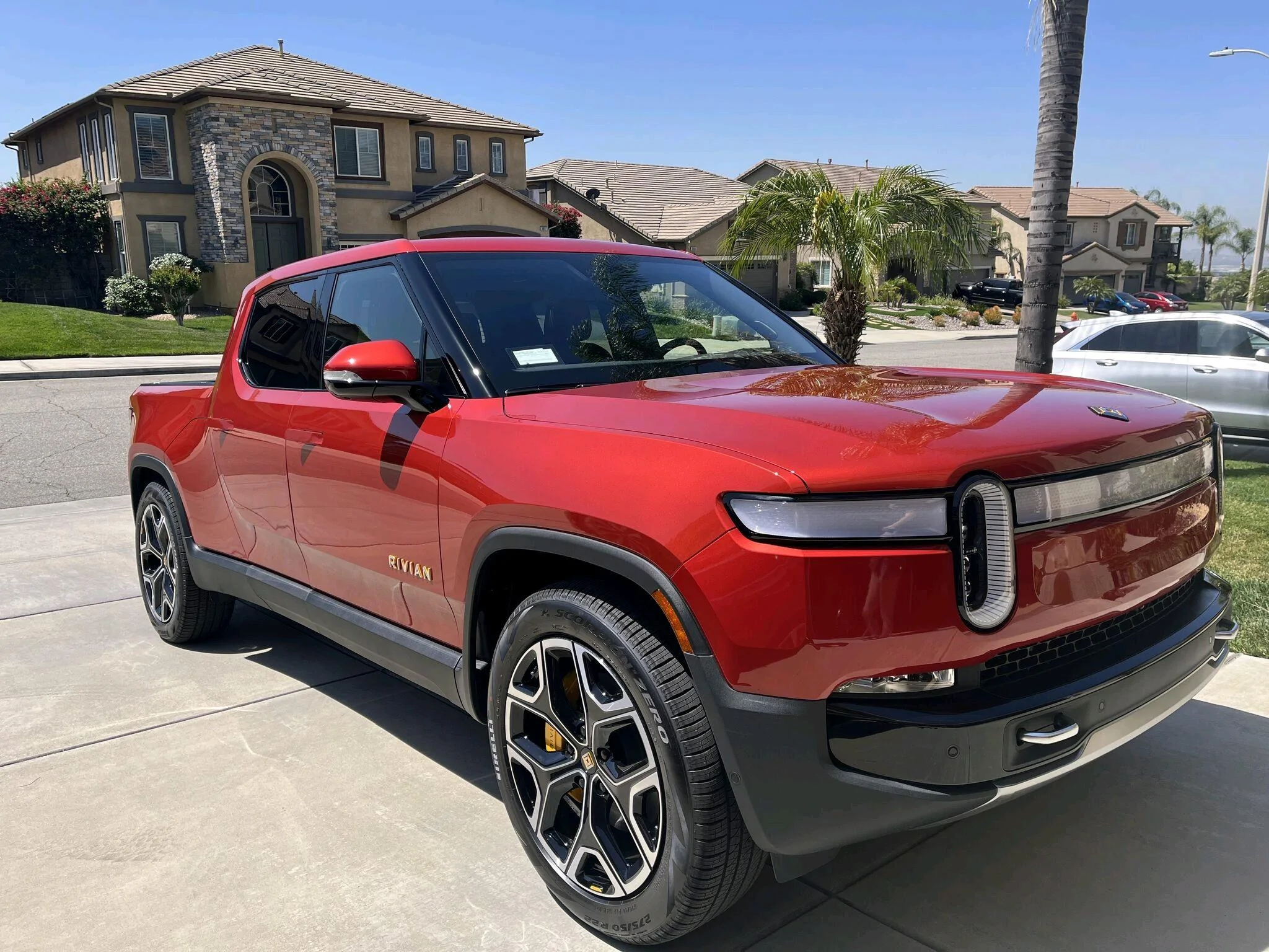Rivian R1T R1S RED CANYON Rivian Photos image_8d9d9366-12ea-4ae4-9200-94878f96bba020220511_150908
