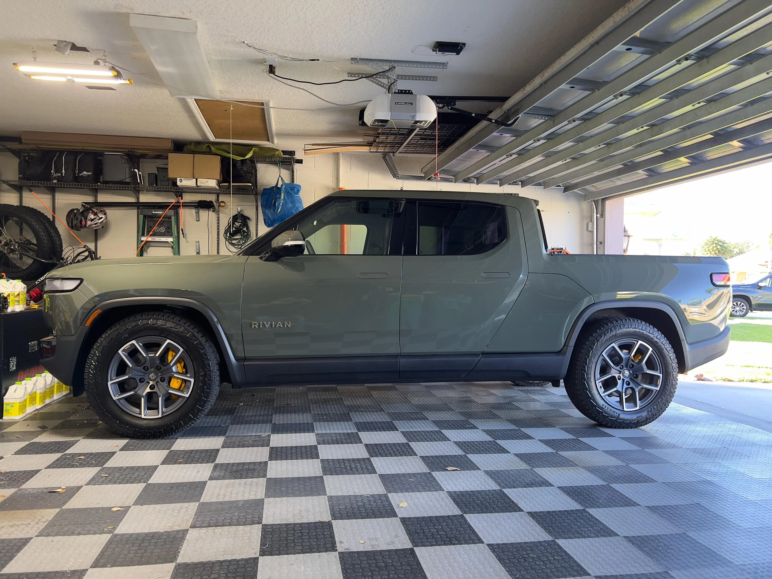 Rivian R1T R1S R1T LE LG FE group IMG_1184