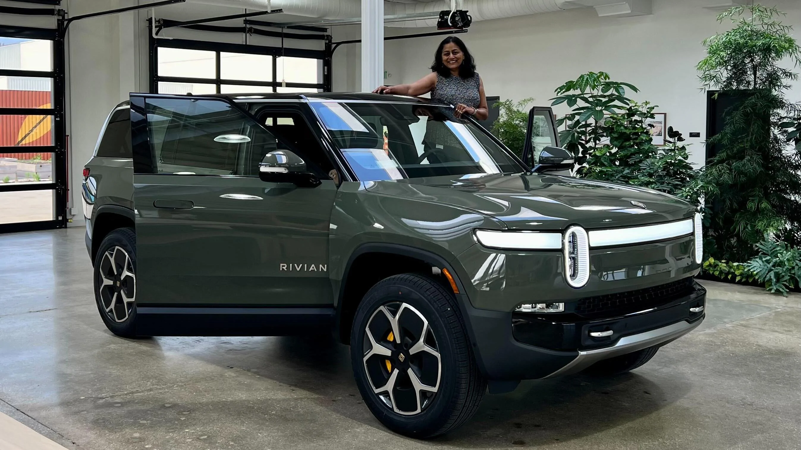 Rivian R1T R1S Rivian R1S Delivery (to Employee – VP Hardware Engineering)! 20220512_172317