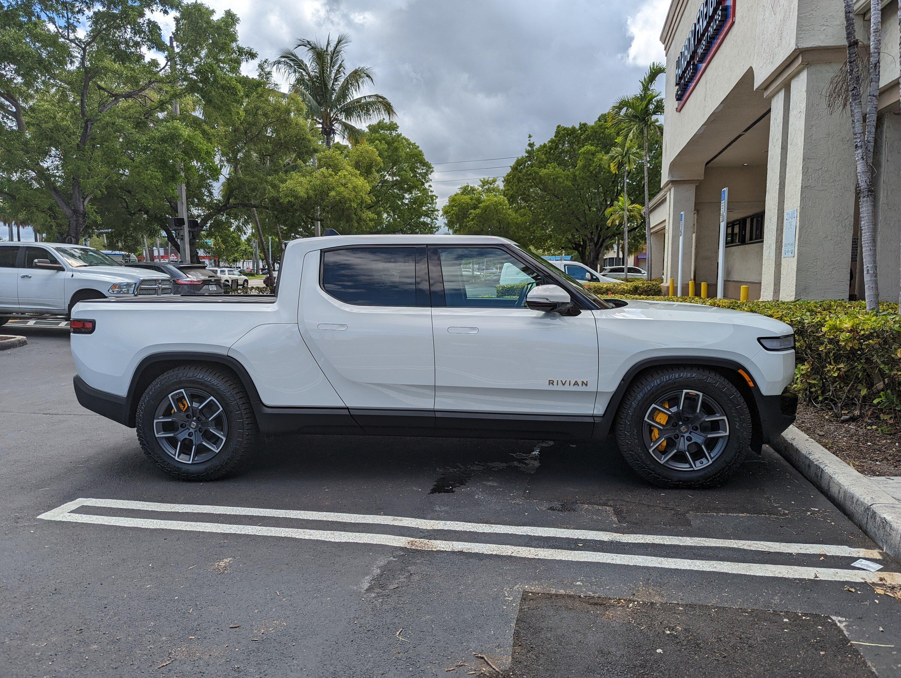 Rivian R1T R1S Today was delivery day after 1,009 days since pre-order. My take on the delivery process PXL_20220512_185835750
