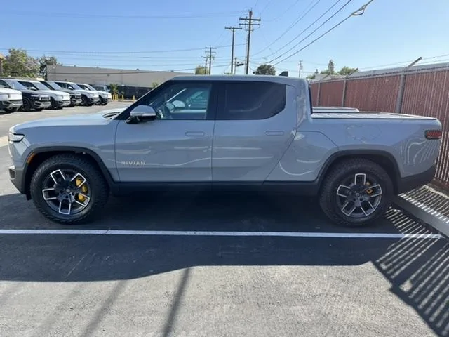 Rivian R1T R1S LIMESTONE R1T Photos 09662547-4919-43E8-8DBF-D262BC64D27F