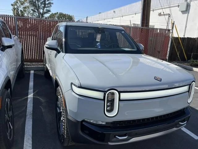 Rivian R1T R1S LIMESTONE R1T Photos 1A8C6926-EE82-4686-AF8D-80B0A2242BC2