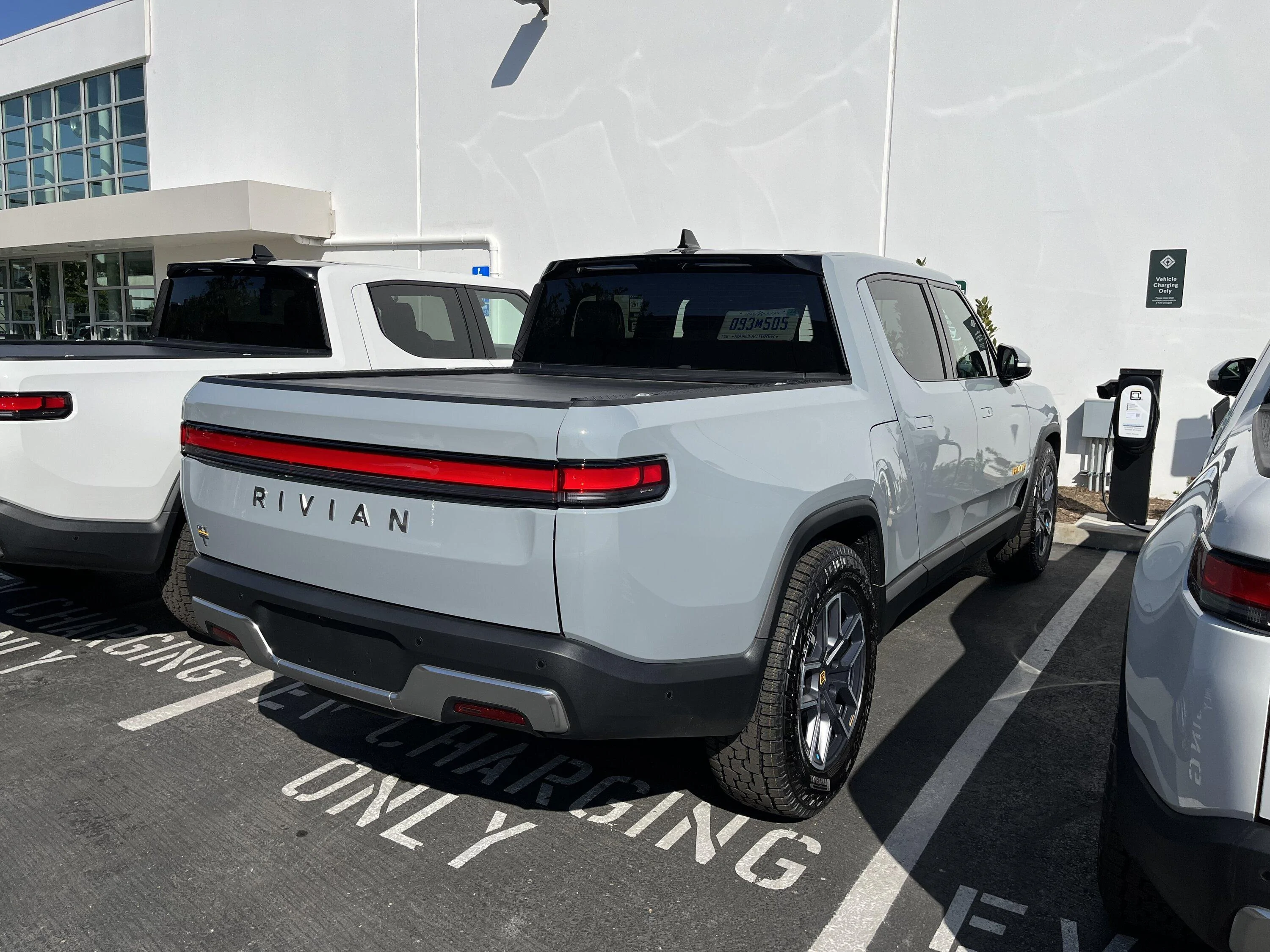 Rivian R1T R1S LIMESTONE R1T Photos 8861136E-FDB6-47C3-BDD8-7CE85AD11FFA