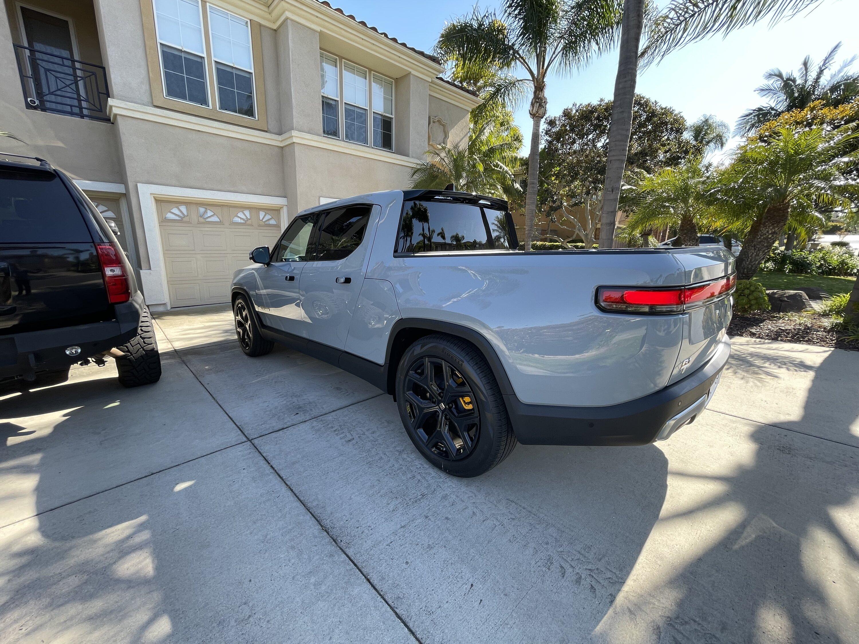 Rivian R1T R1S LIMESTONE R1T Photos 0C2EEF5F-F776-4761-B867-30AE3D414E42