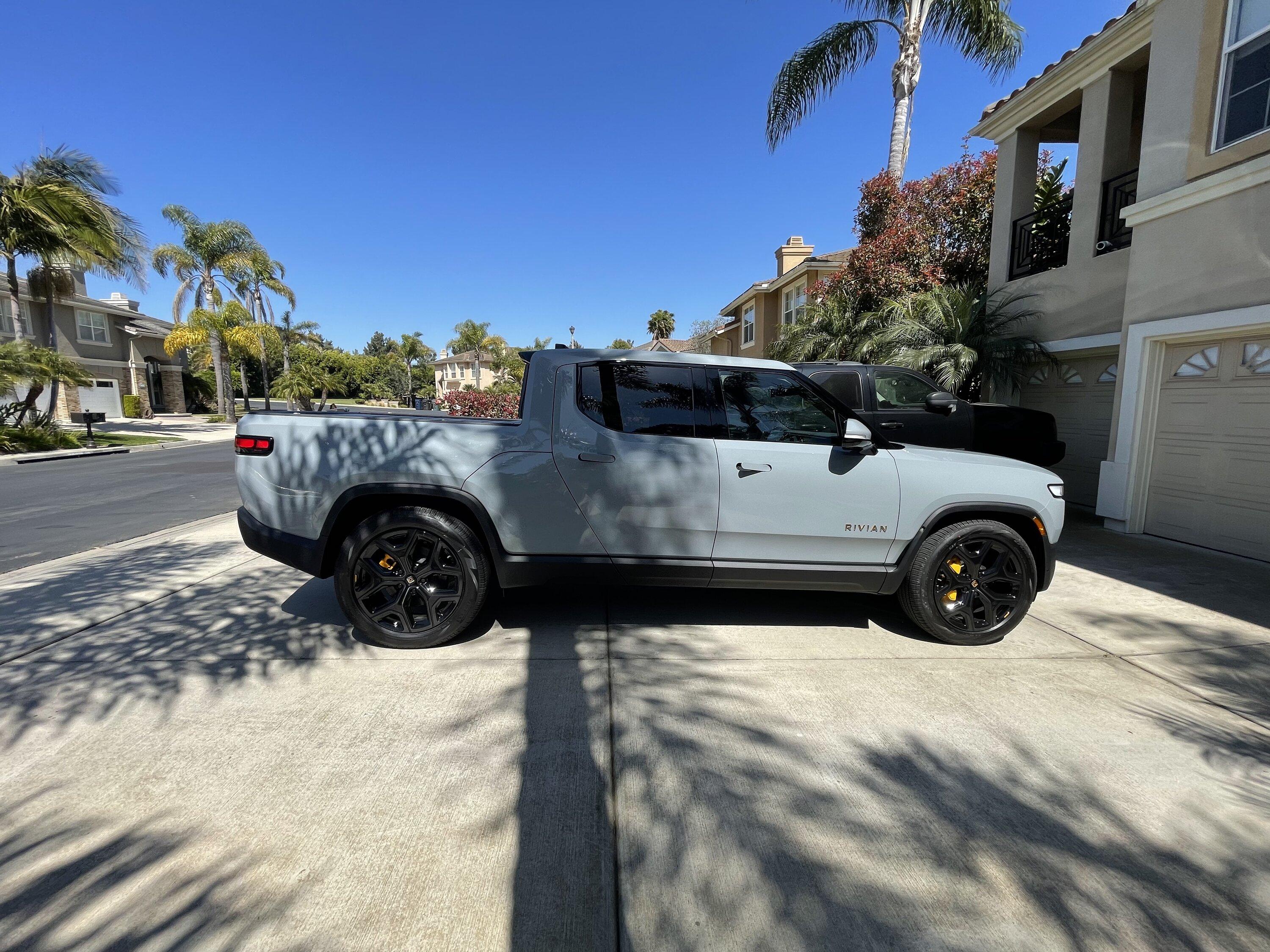 Rivian R1T R1S LIMESTONE R1T Photos EDE540F8-F224-4994-9582-528E2EE02E97