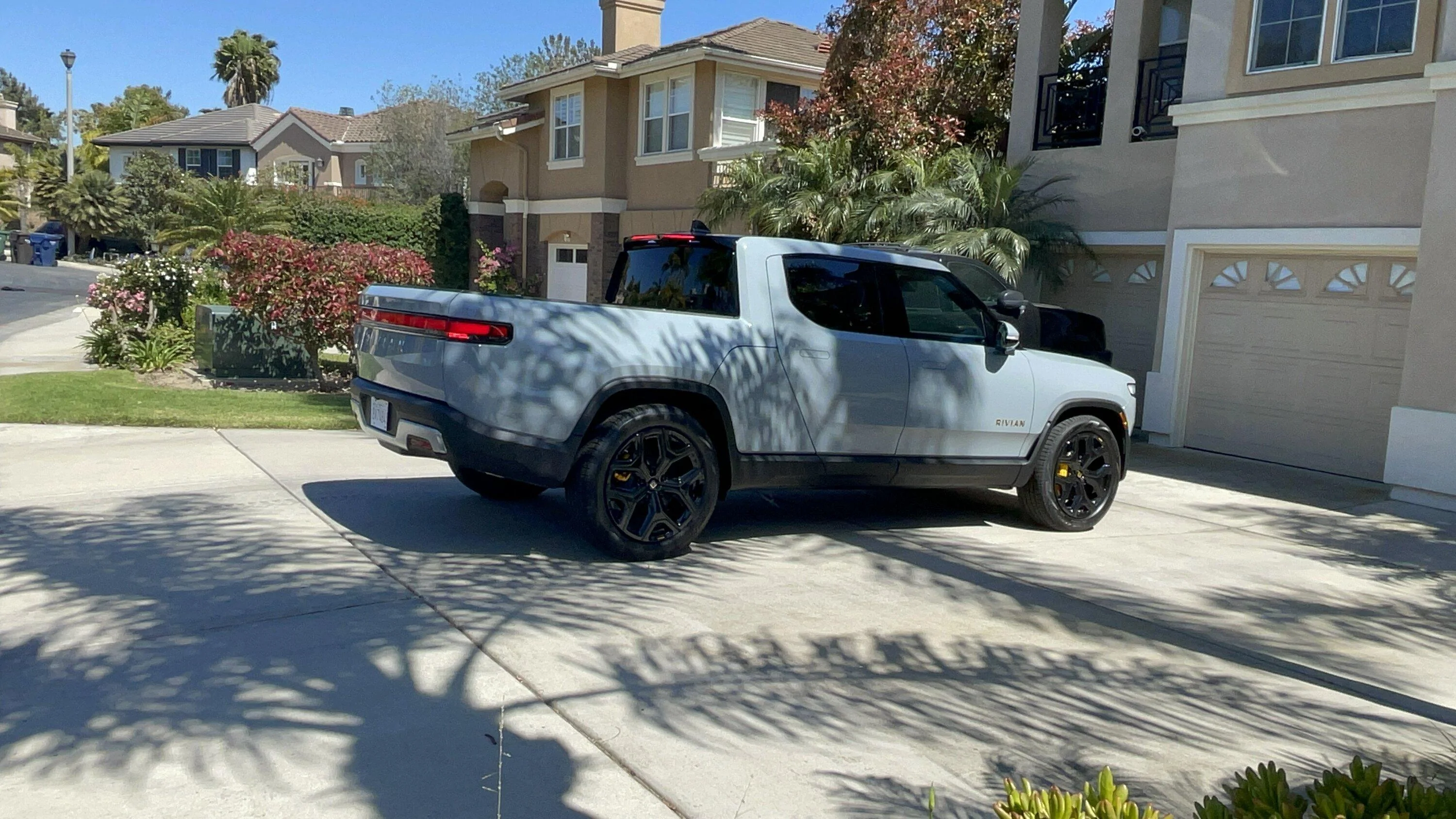 Rivian R1T R1S LIMESTONE R1T Photos E2BAEC51-52D7-4EE9-985F-5EB6046B1020