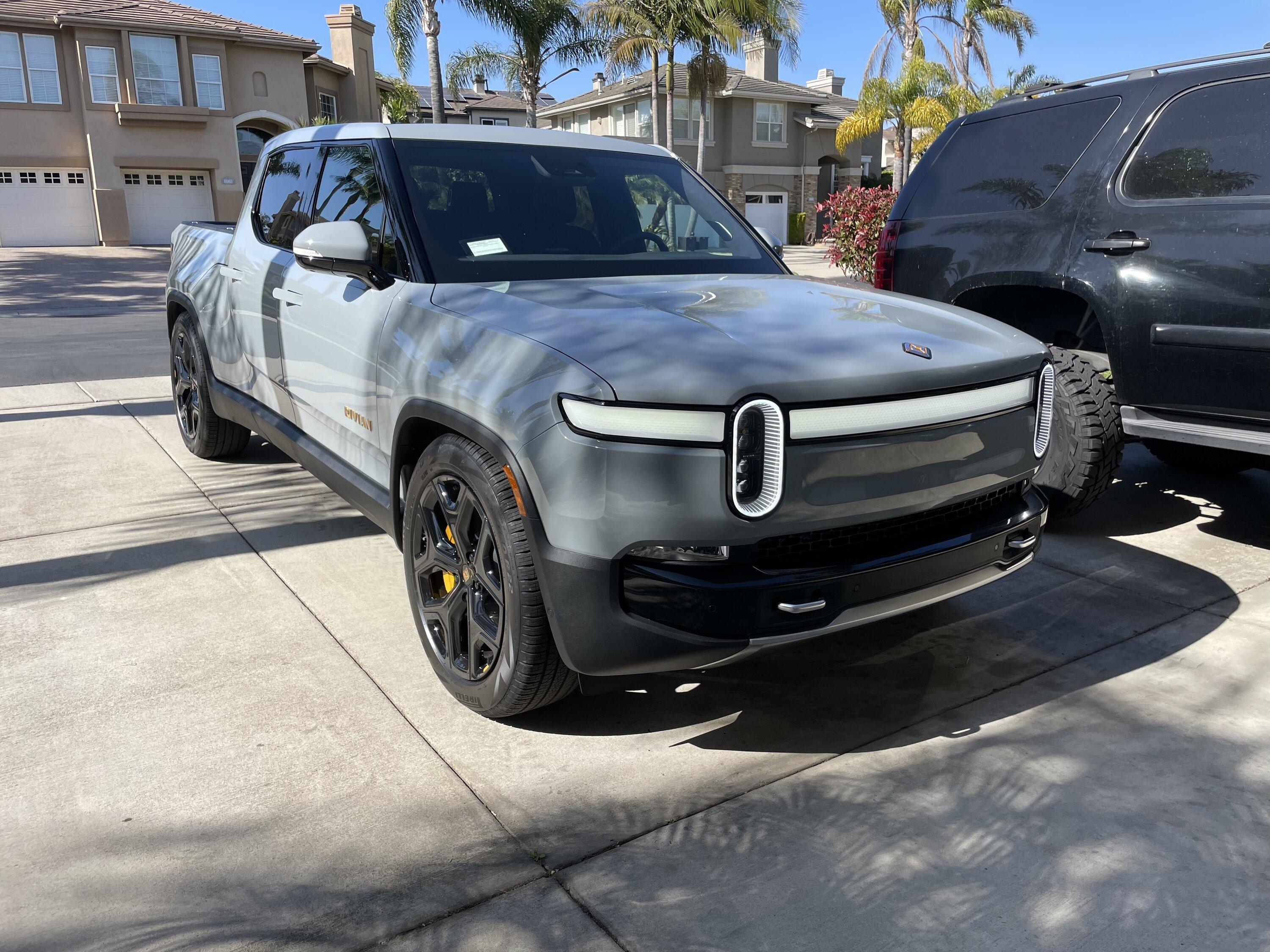 Rivian R1T R1S LIMESTONE R1T Photos 91A69620-06A4-4A6D-A1FD-C5462B213430