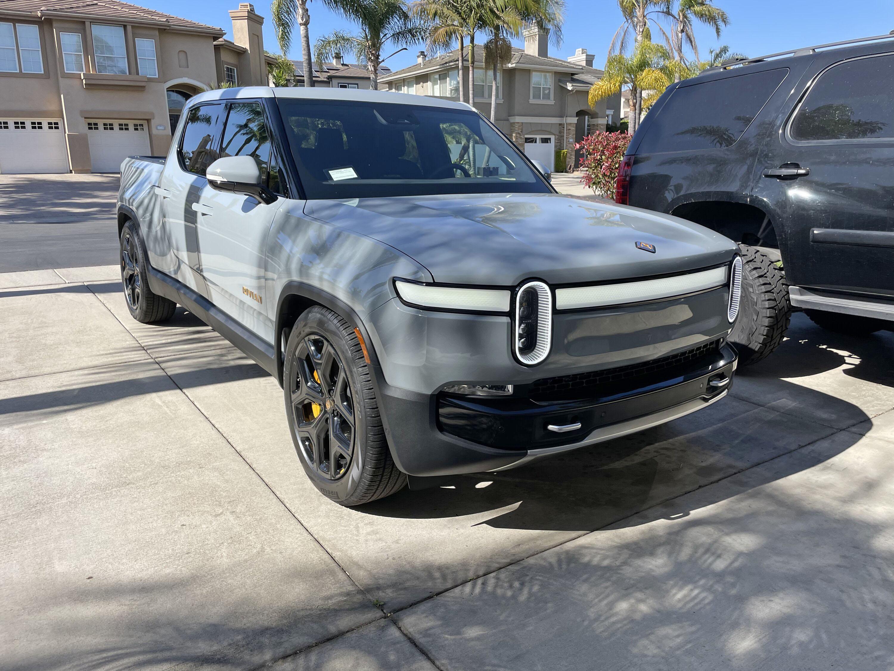 Rivian R1T R1S Delivery! Limestone & 22” dark wheels 91A69620-06A4-4A6D-A1FD-C5462B213430