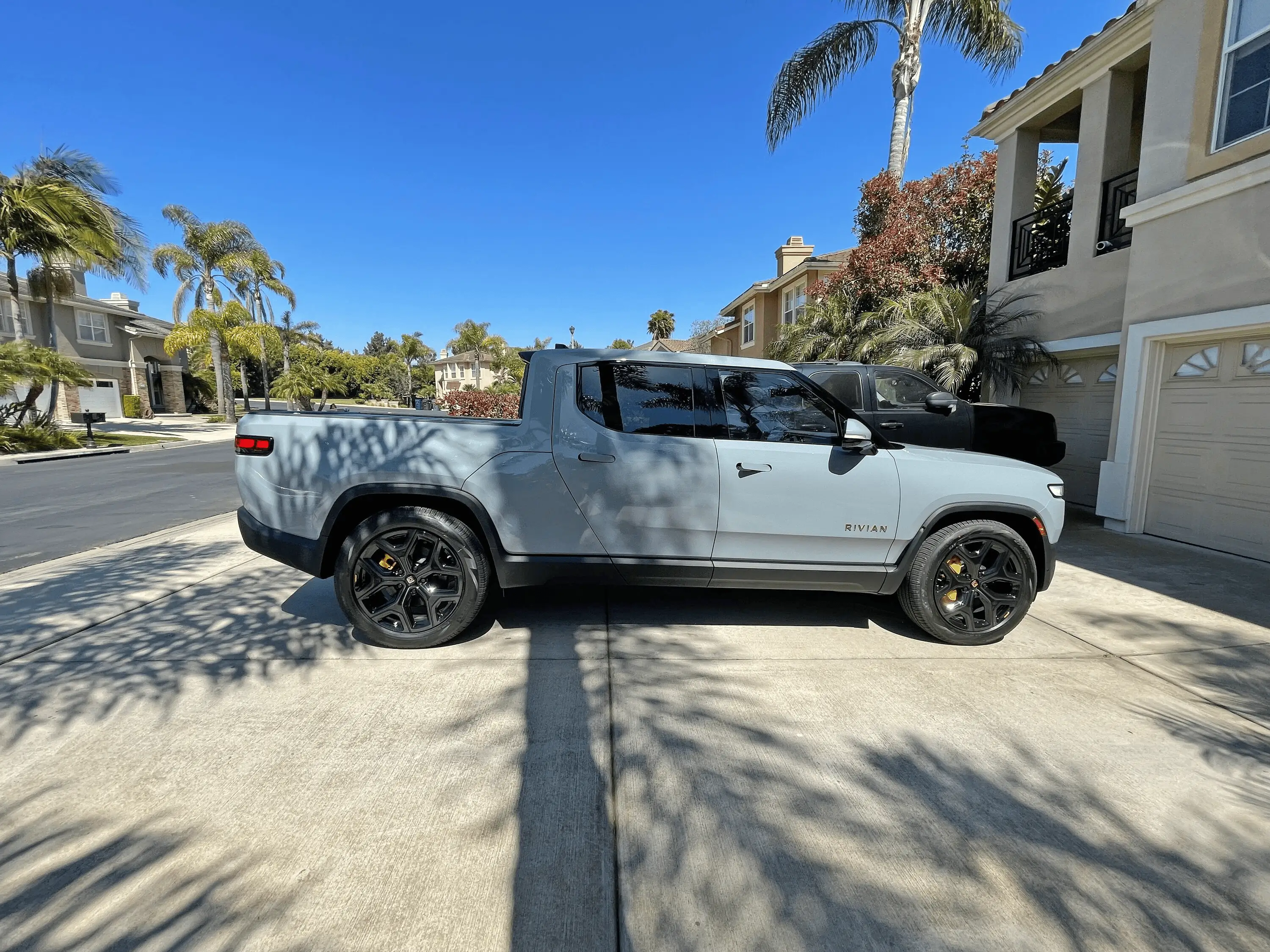Rivian R1T R1S Delivery! Limestone & 22” dark wheels EDE540F8-F224-4994-9582-528E2EE02E97