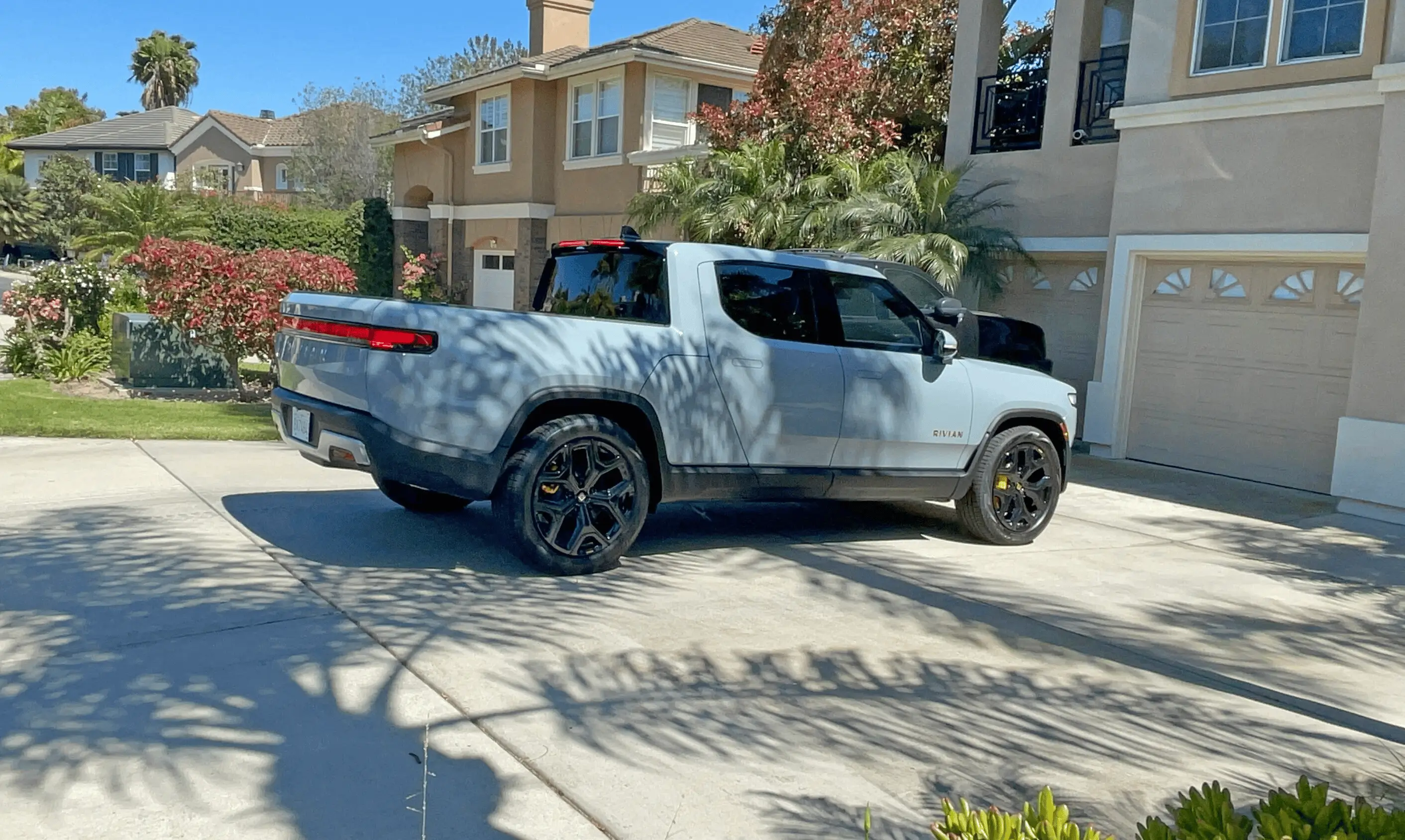 Rivian R1T R1S Delivery! Limestone & 22” dark wheels E2BAEC51-52D7-4EE9-985F-5EB6046B1020