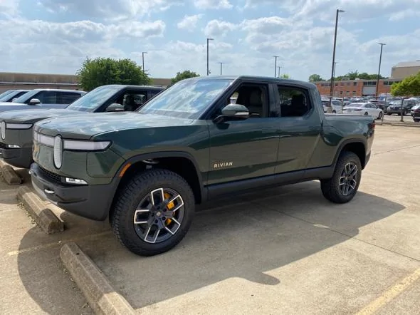 Rivian R1T R1S FOREST GREEN R1T Photos 063249D3-1FC8-4DBD-9B78-3639D170A4FE