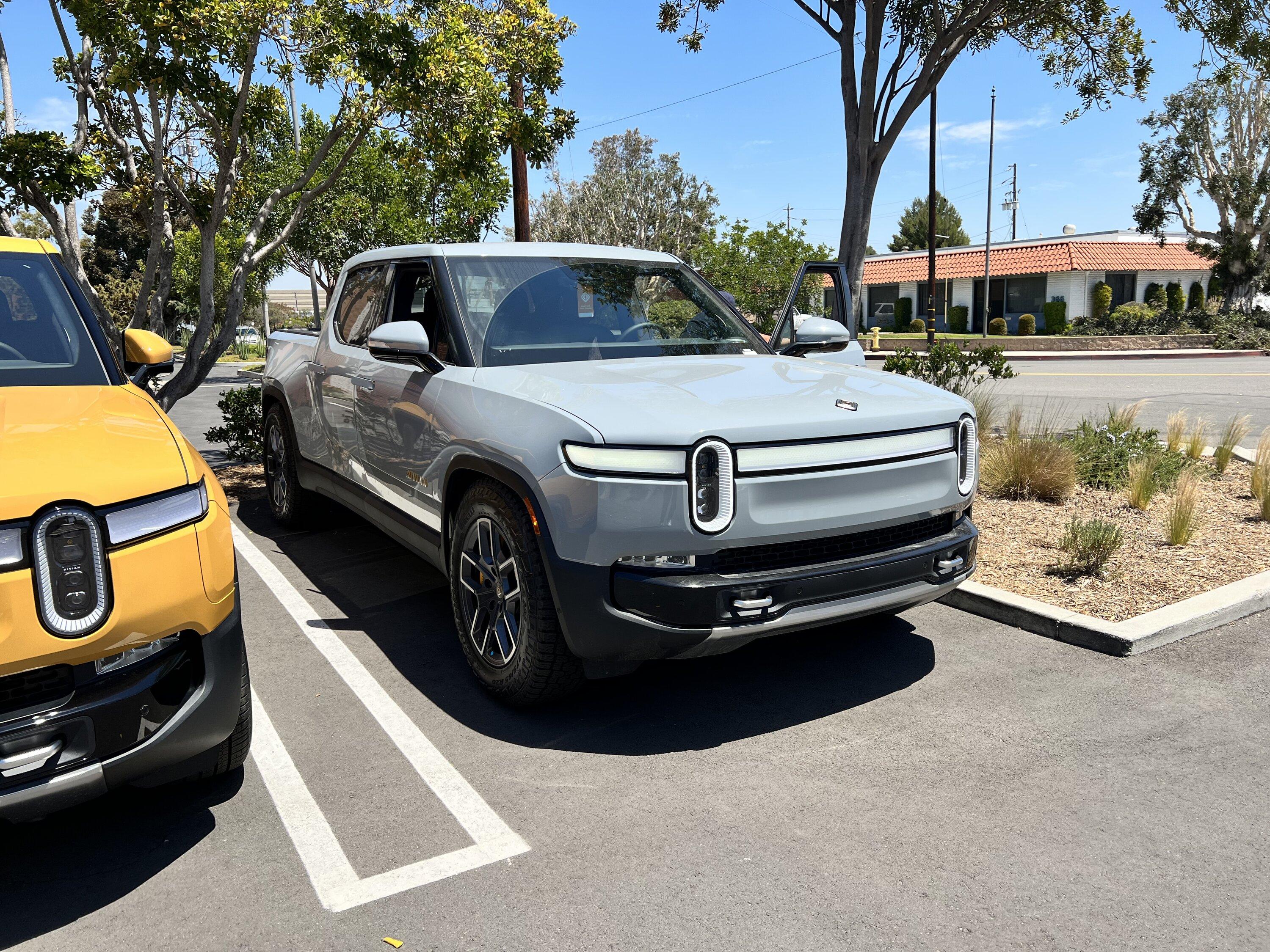 Rivian R1T R1S LIMESTONE R1T Photos B086A73C-D6F8-4538-8996-BD099B6AD331