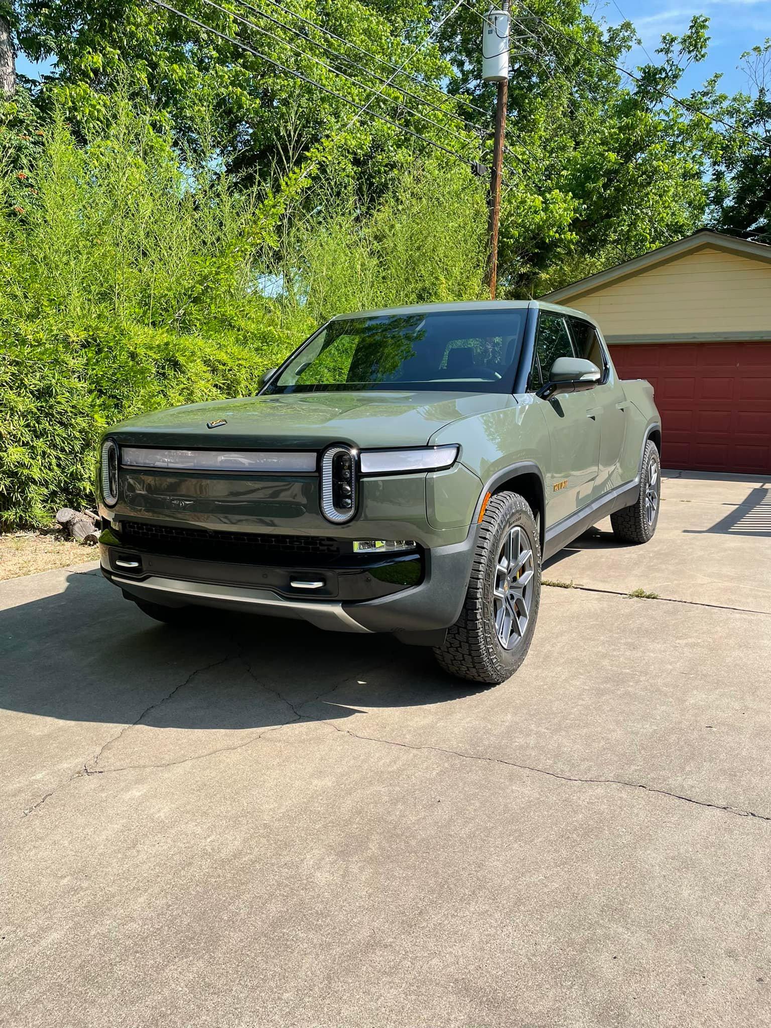 Rivian R1T R1S R1T LE LG FE group 280558305_10160311749778854_1048649594908762977_n