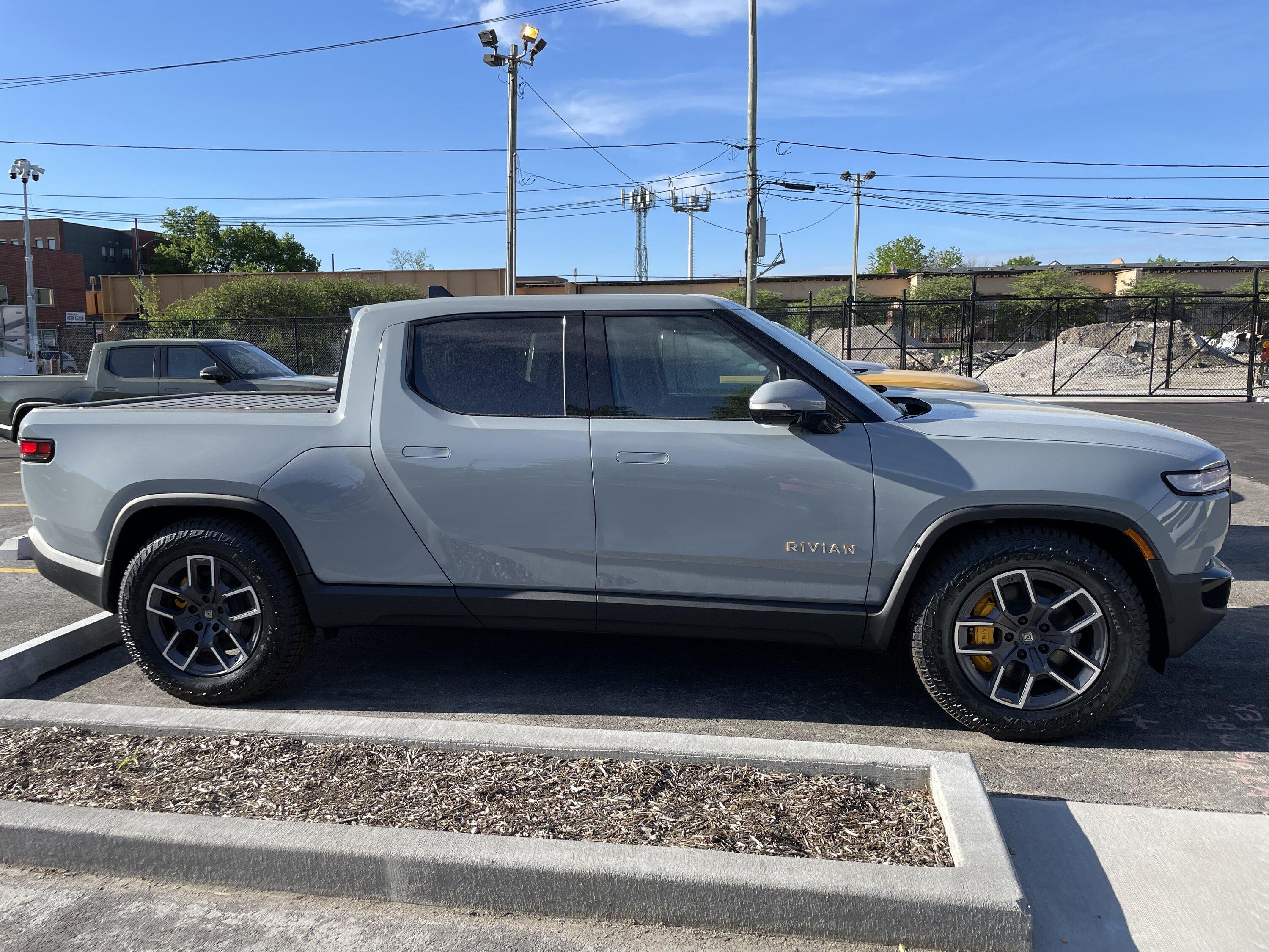 Rivian R1T R1S LIMESTONE R1T Photos tempImagedXNu3I