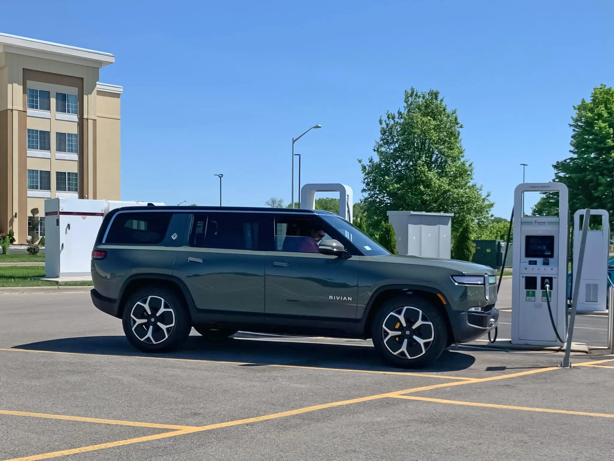 Rivian R1T R1S ? LAUNCH GREEN R1S  Photos Rivian R1S Launch Green