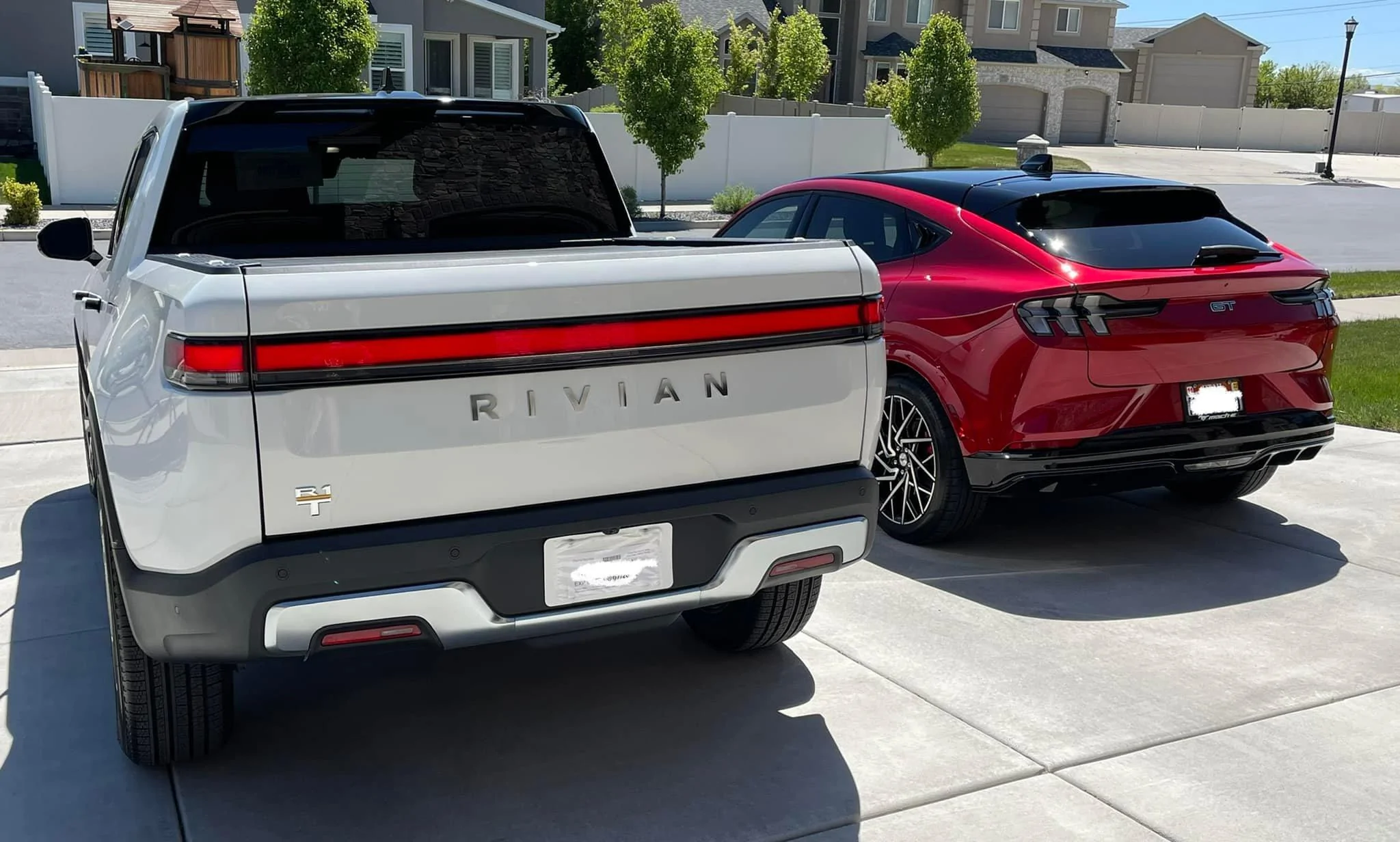 Rivian R1T R1S GLACIER WHITE R1T  Photos White Rivian R1T