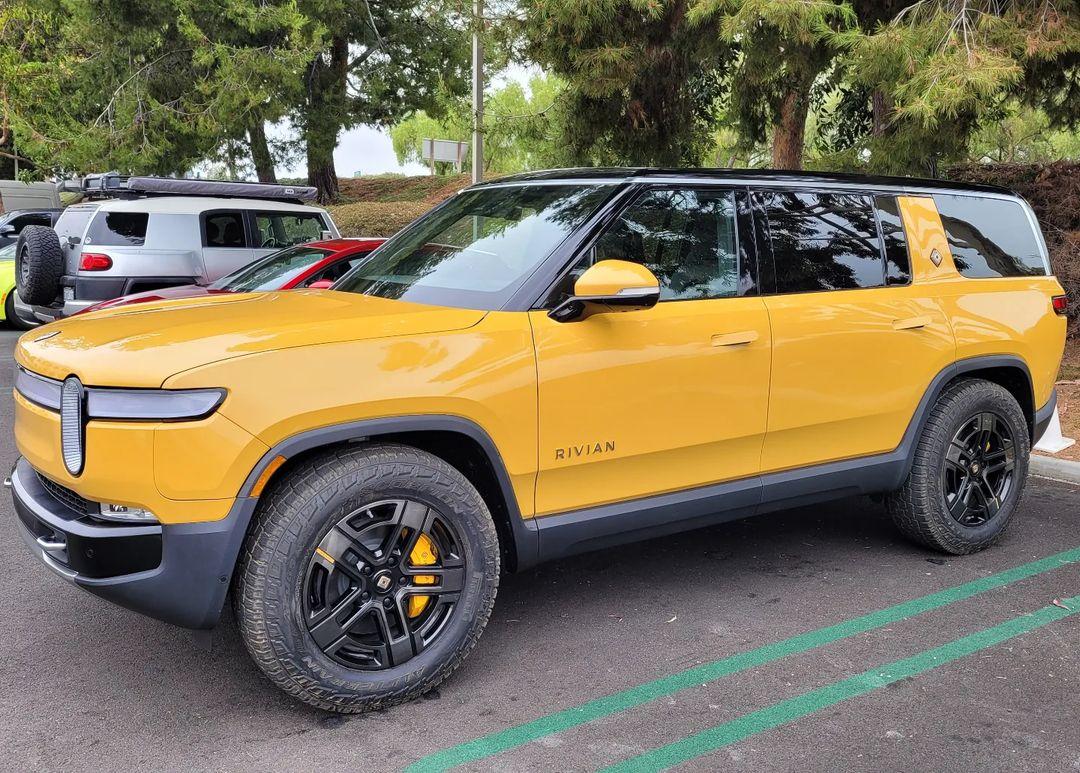 Rivian R1T R1S ? COMPASS YELLOW R1S  Photos 281492487_533653405011144_1218870393540421873_n