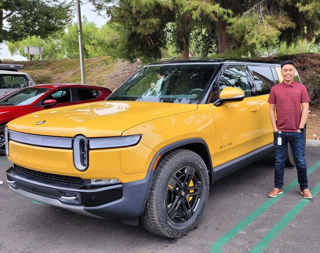 Rivian R1T R1S ? COMPASS YELLOW R1S  Photos 281583421_1417565592019030_1930916782058976946_n