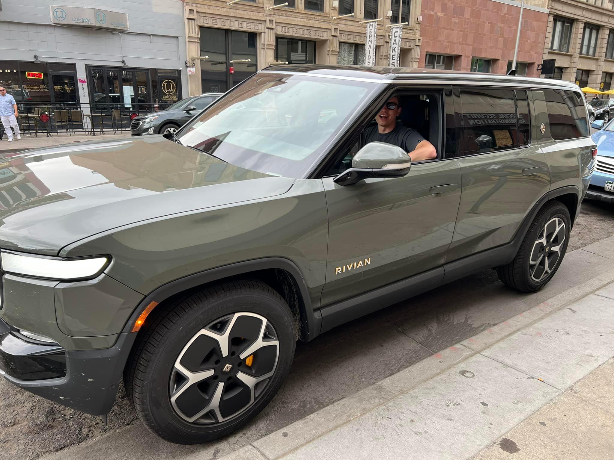 Rivian R1T R1S ? LAUNCH GREEN R1S  Photos Launch Green Rivian R1S a