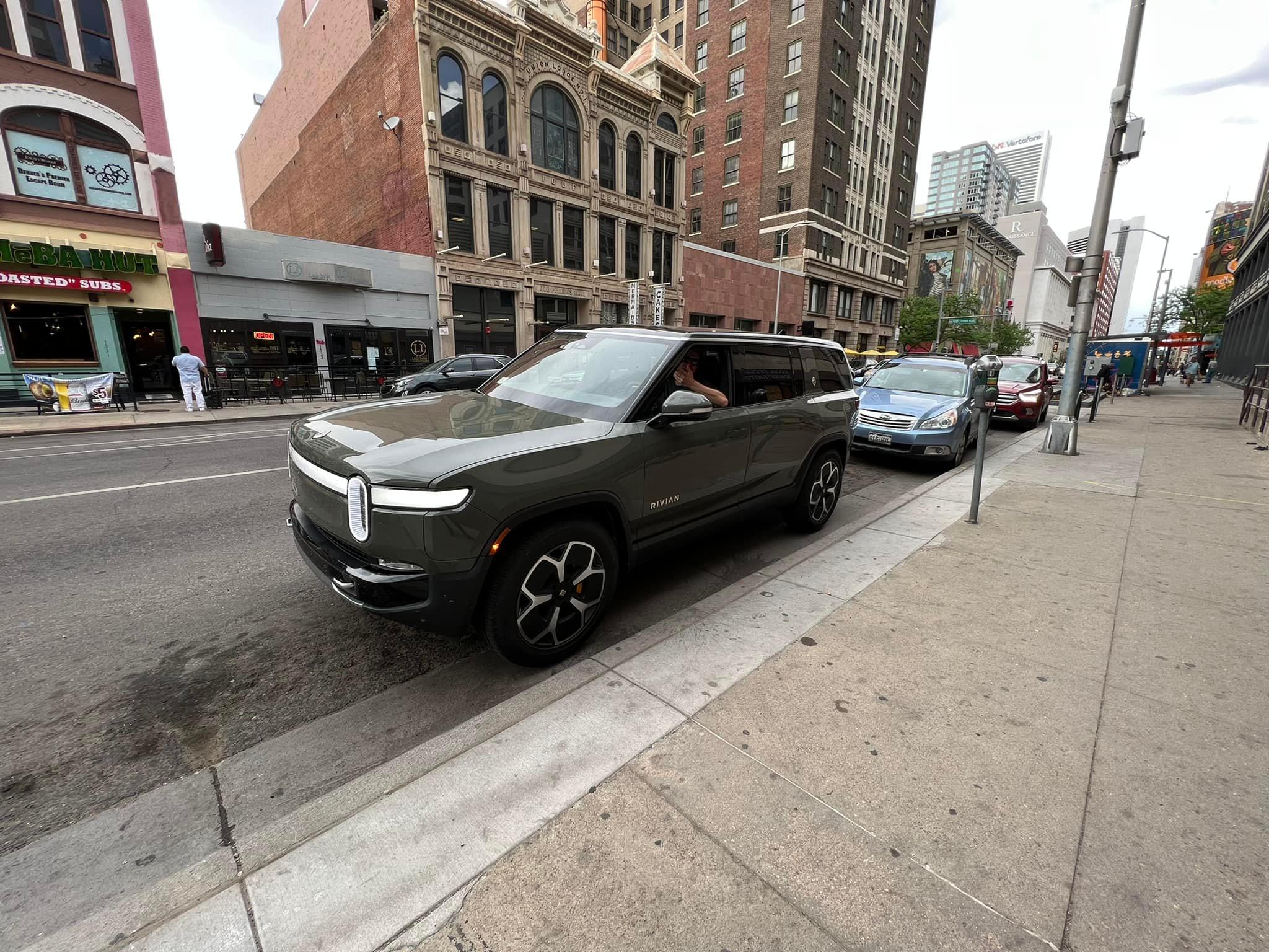 Rivian R1T R1S ? LAUNCH GREEN R1S  Photos Launch Green Rivian R1S
