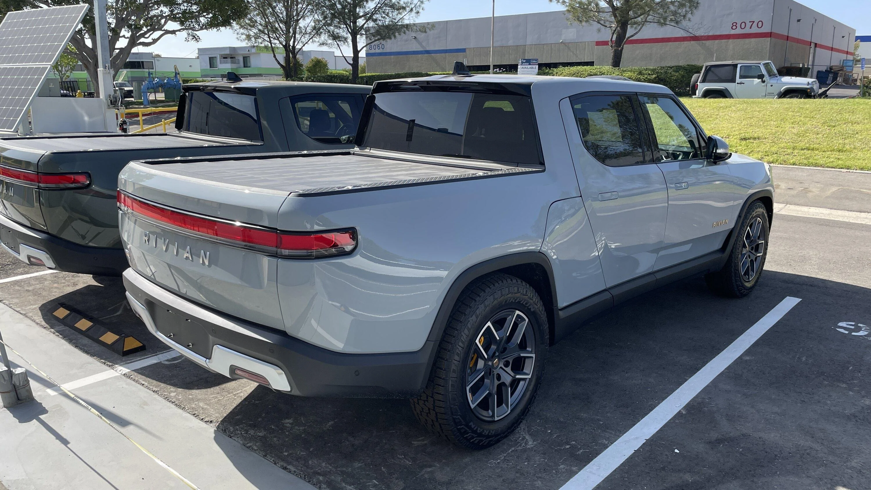 Rivian R1T R1S LIMESTONE R1T Photos SD8