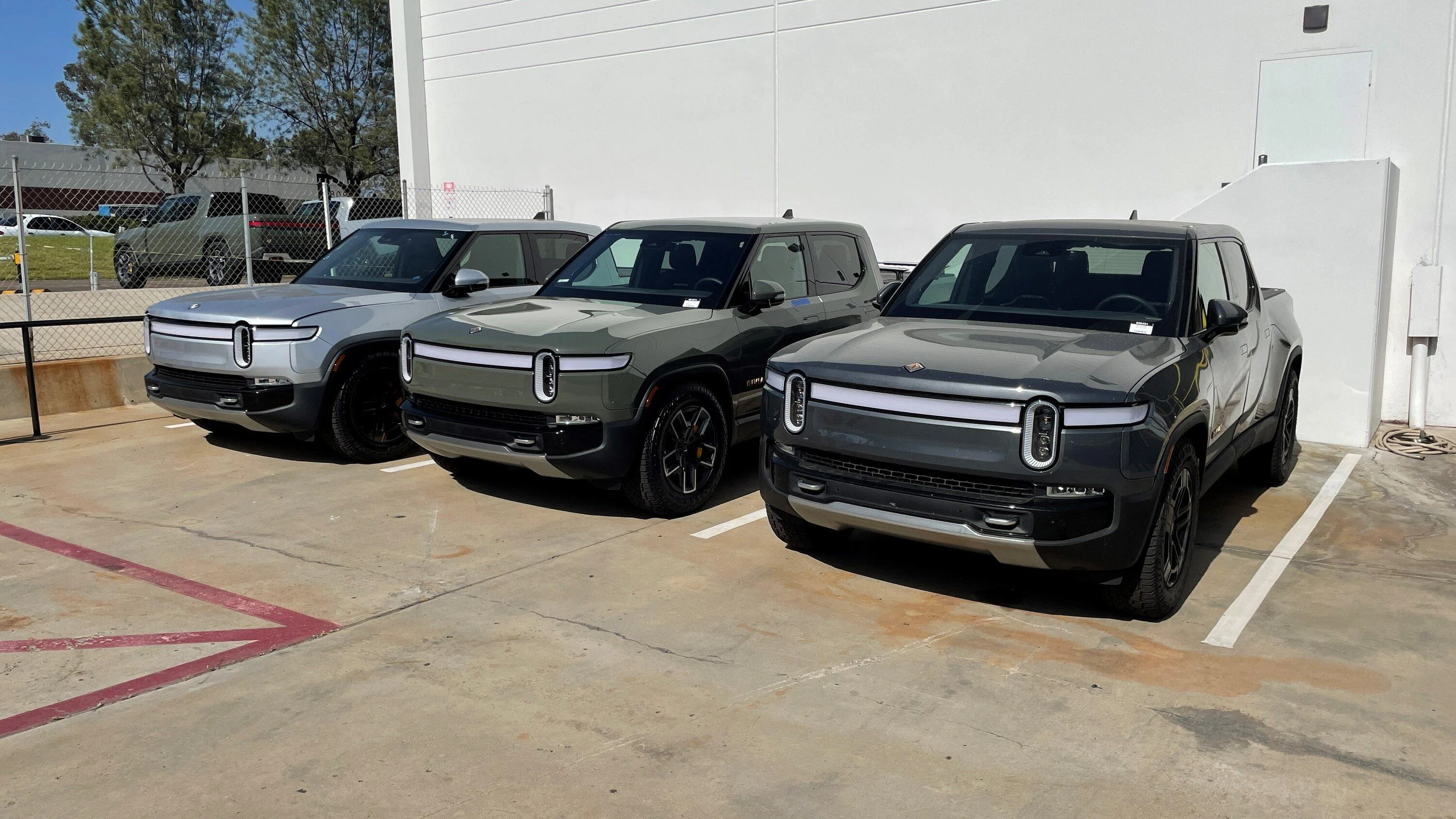 Rivian R1T R1S LA SILVER Rivian Photos LAS-black 20s