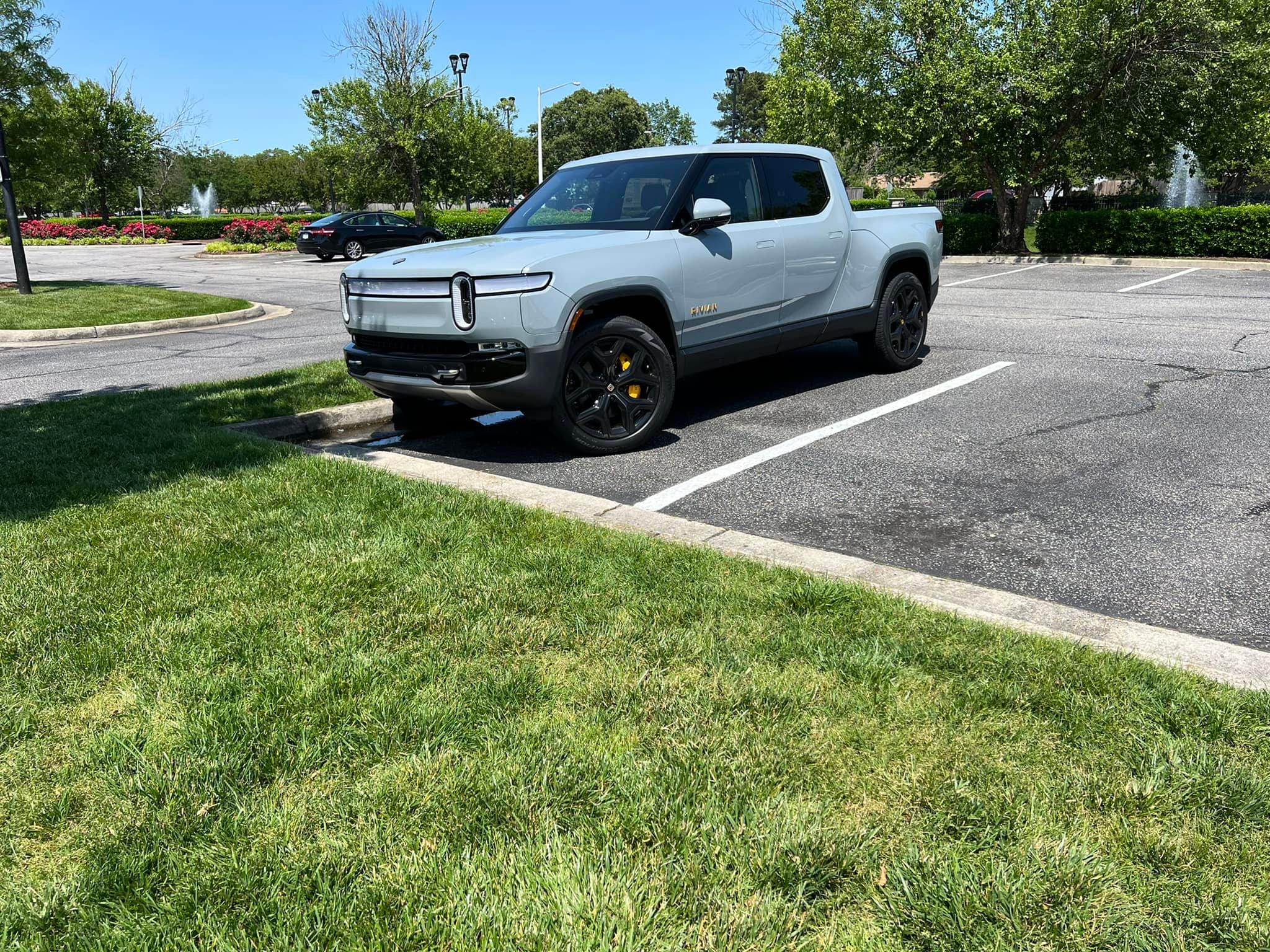 Rivian R1T R1S LIMESTONE R1T Photos 280954508_10222662345759715_7473031352000928346_n