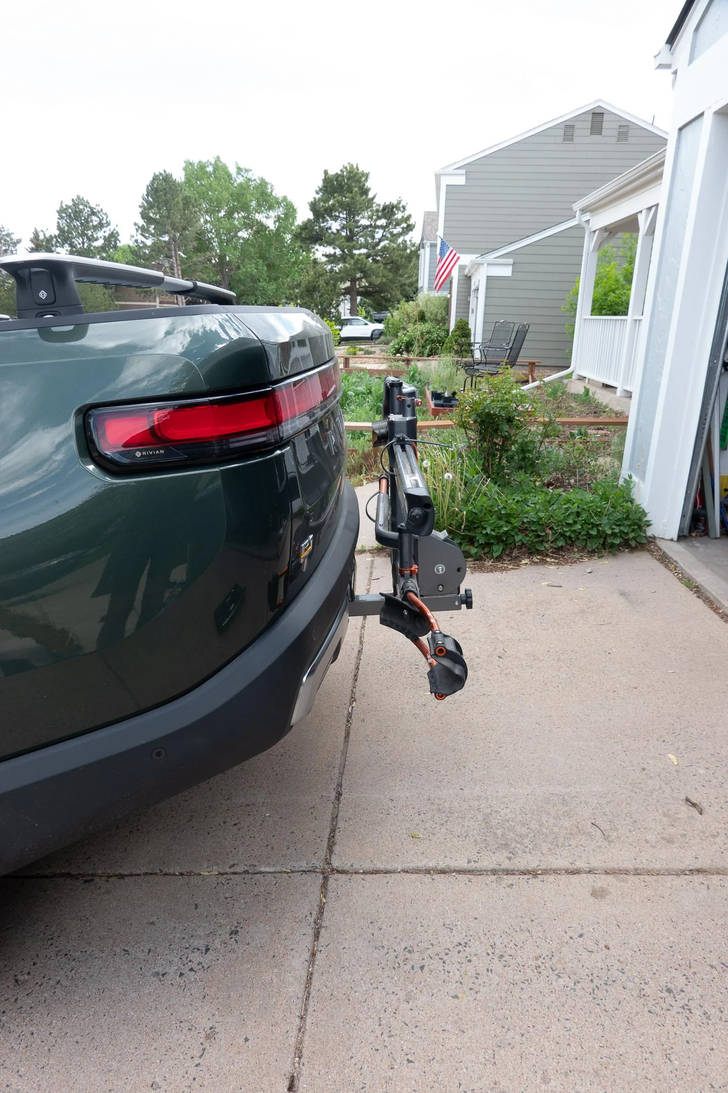 Rivian R1T R1S Kuat NV2 bike rack on R1T 2022-05-19 Rivian Kuat _DSC0096