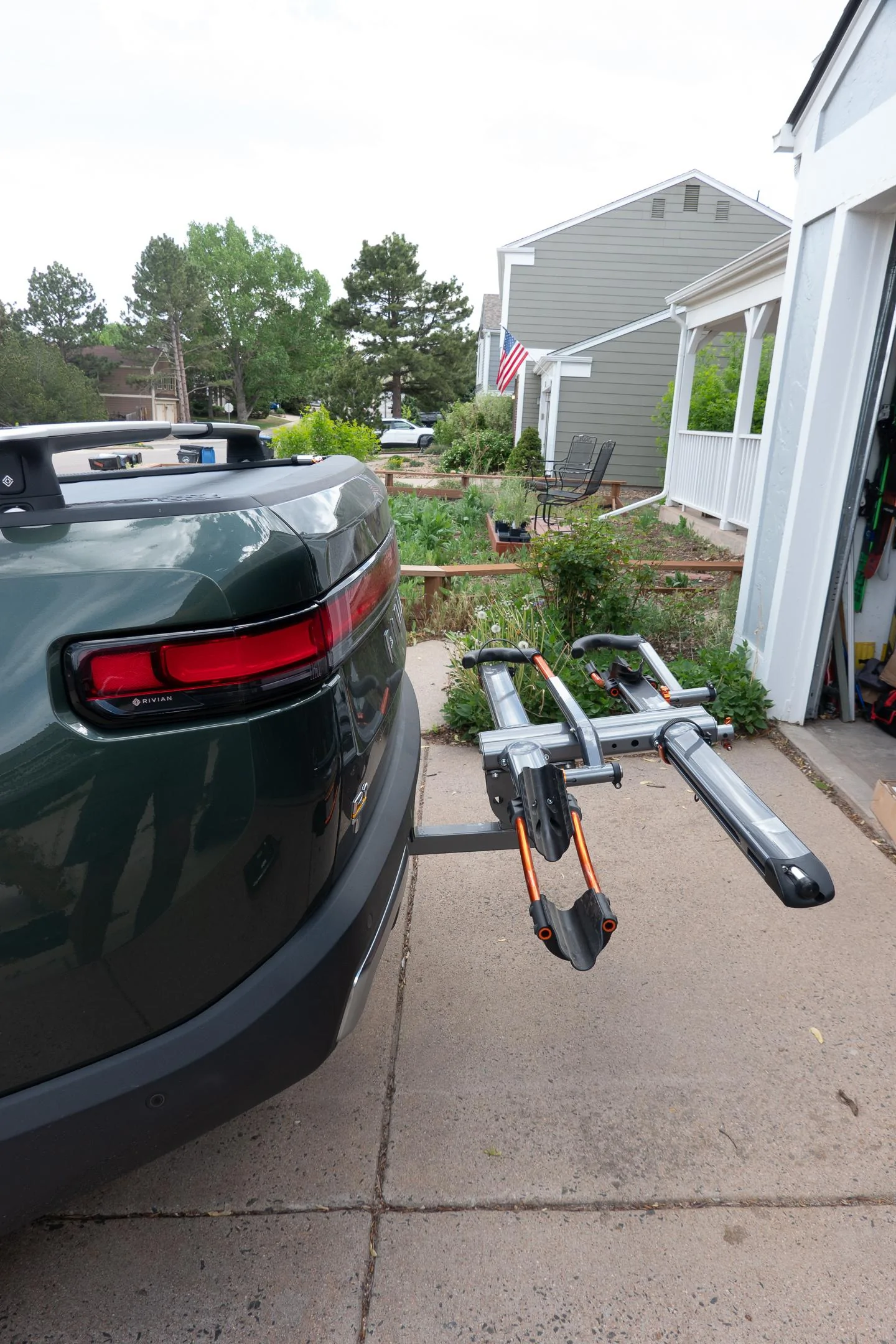 Rivian R1T R1S Kuat NV2 bike rack on R1T 2022-05-19 Rivian Kuat _DSC0097