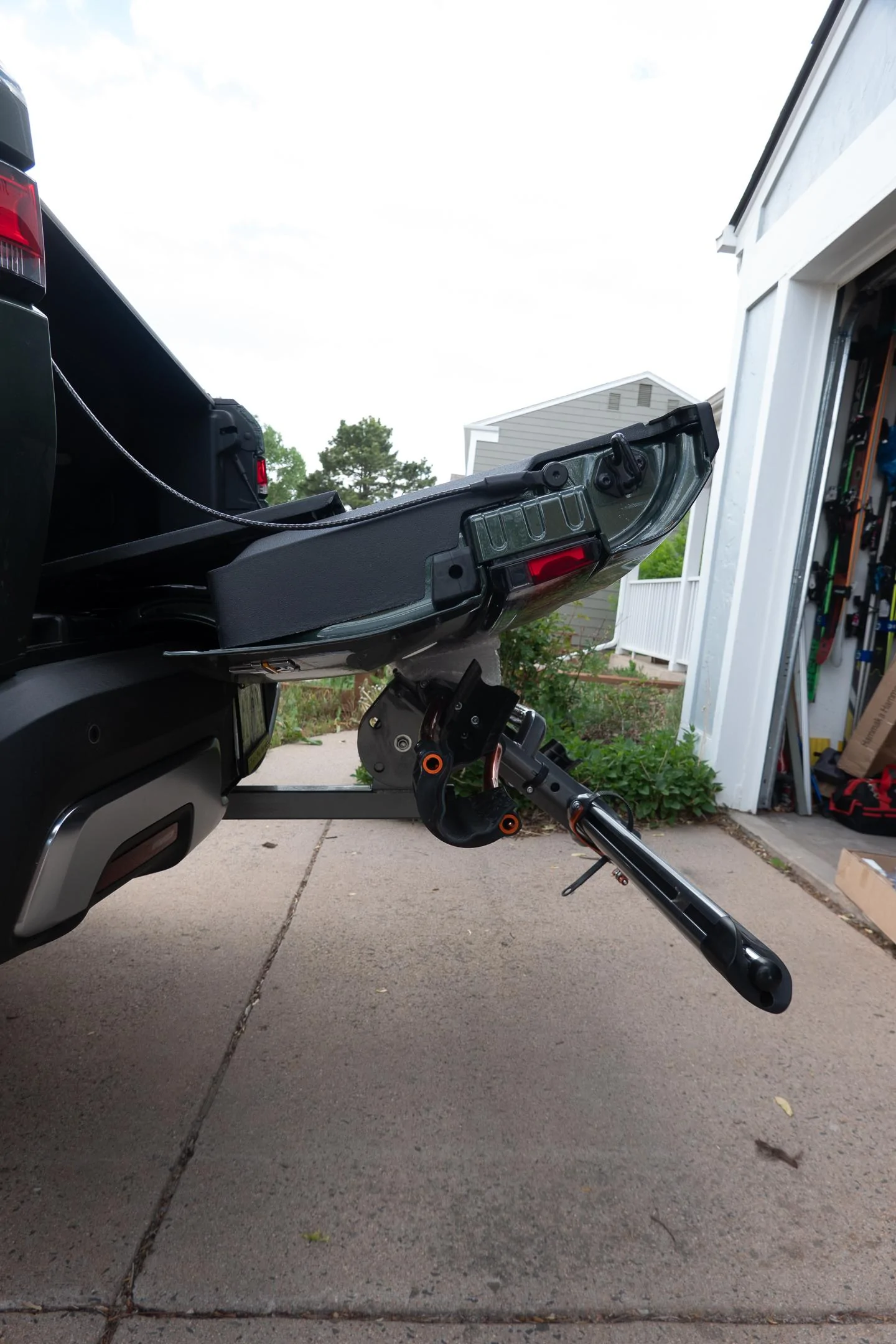 Rivian R1T R1S Kuat NV2 bike rack on R1T 2022-05-19 Rivian Kuat _DSC0099