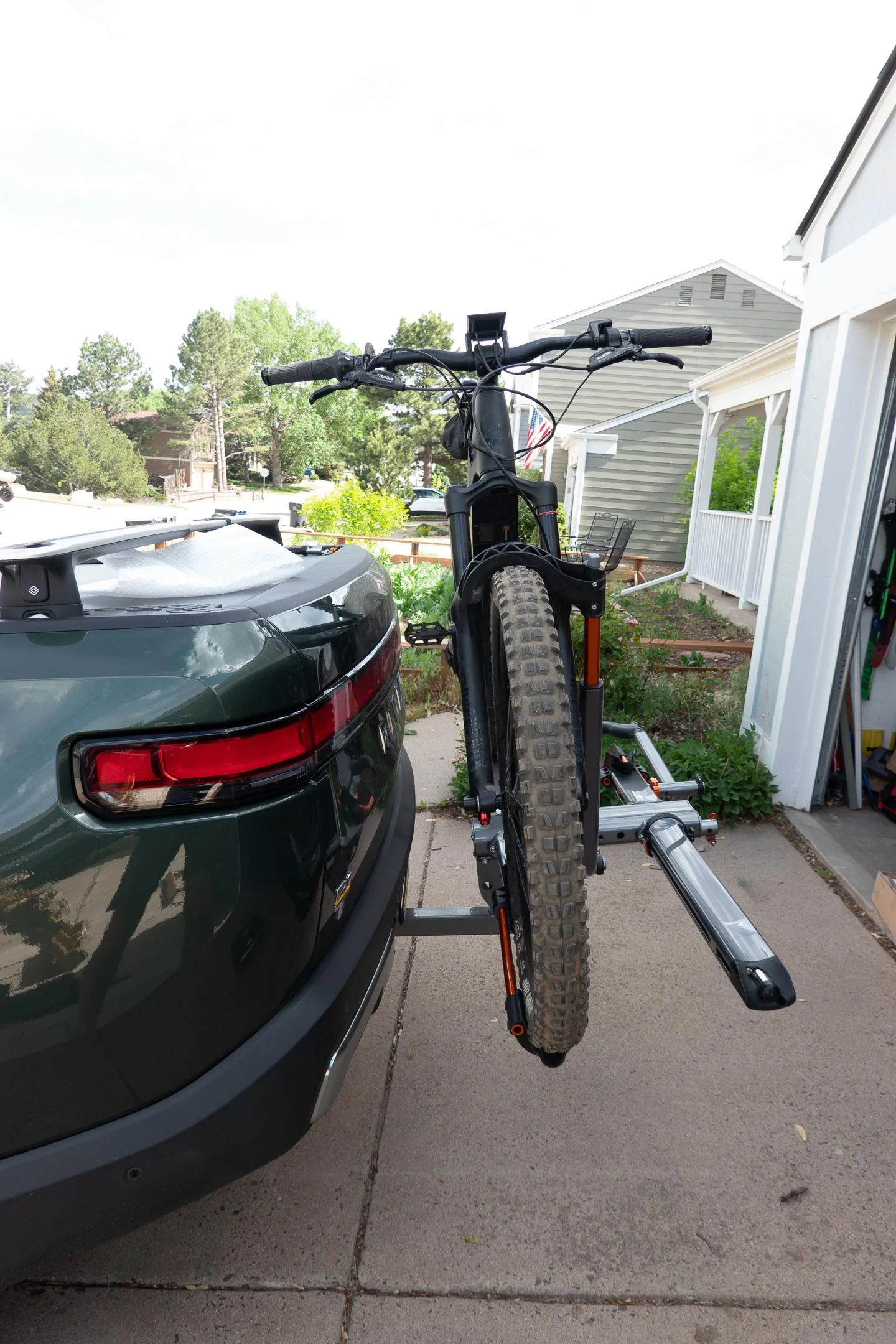 Rivian R1T R1S Kuat NV2 bike rack on R1T 2022-05-19 Rivian Kuat _DSC0100