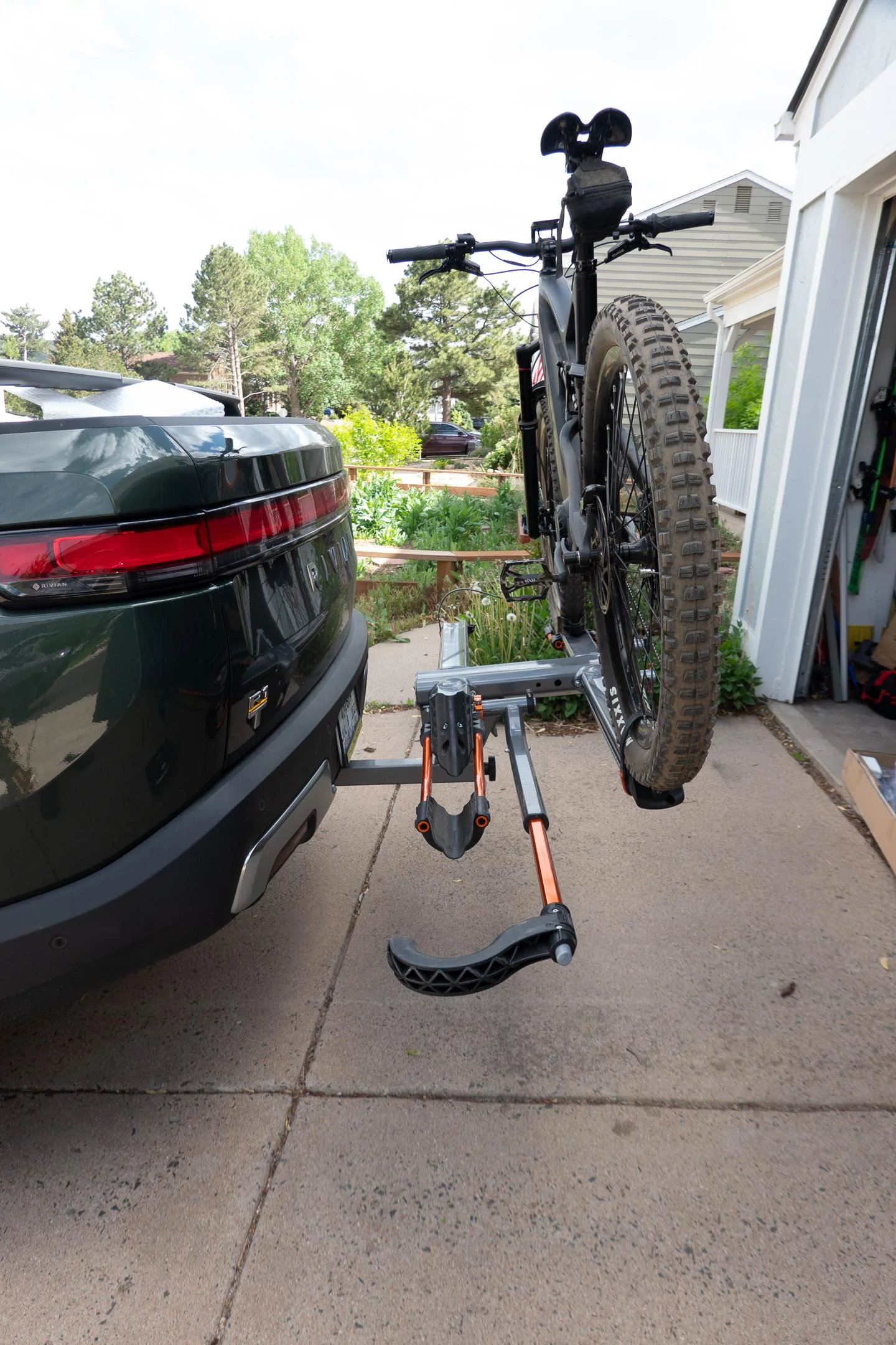 Rivian R1T R1S Kuat NV2 bike rack on R1T 2022-05-19 Rivian Kuat _DSC0103