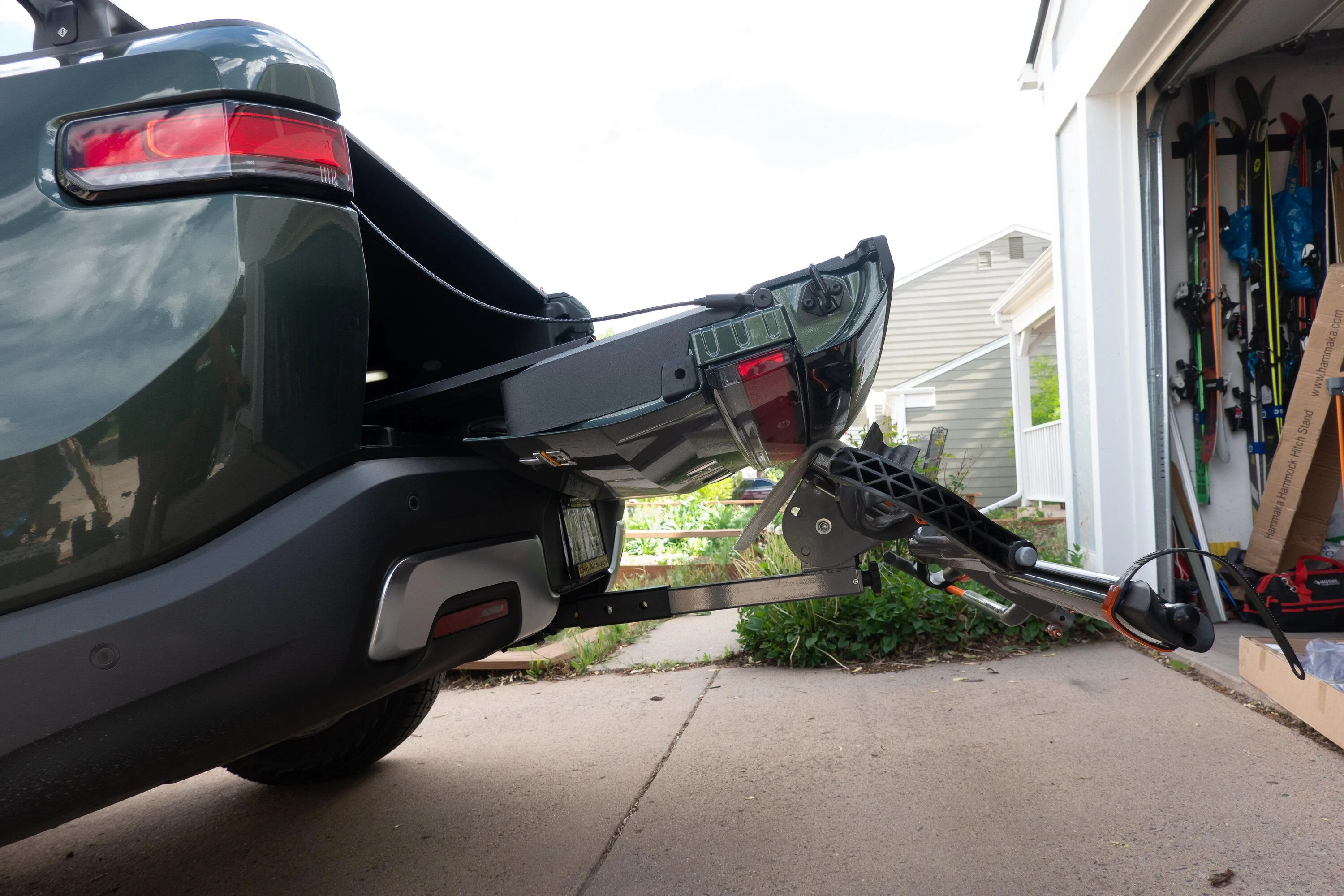 Rivian R1T R1S Kuat NV2 bike rack on R1T 2022-05-19 Rivian Kuat _DSC0106