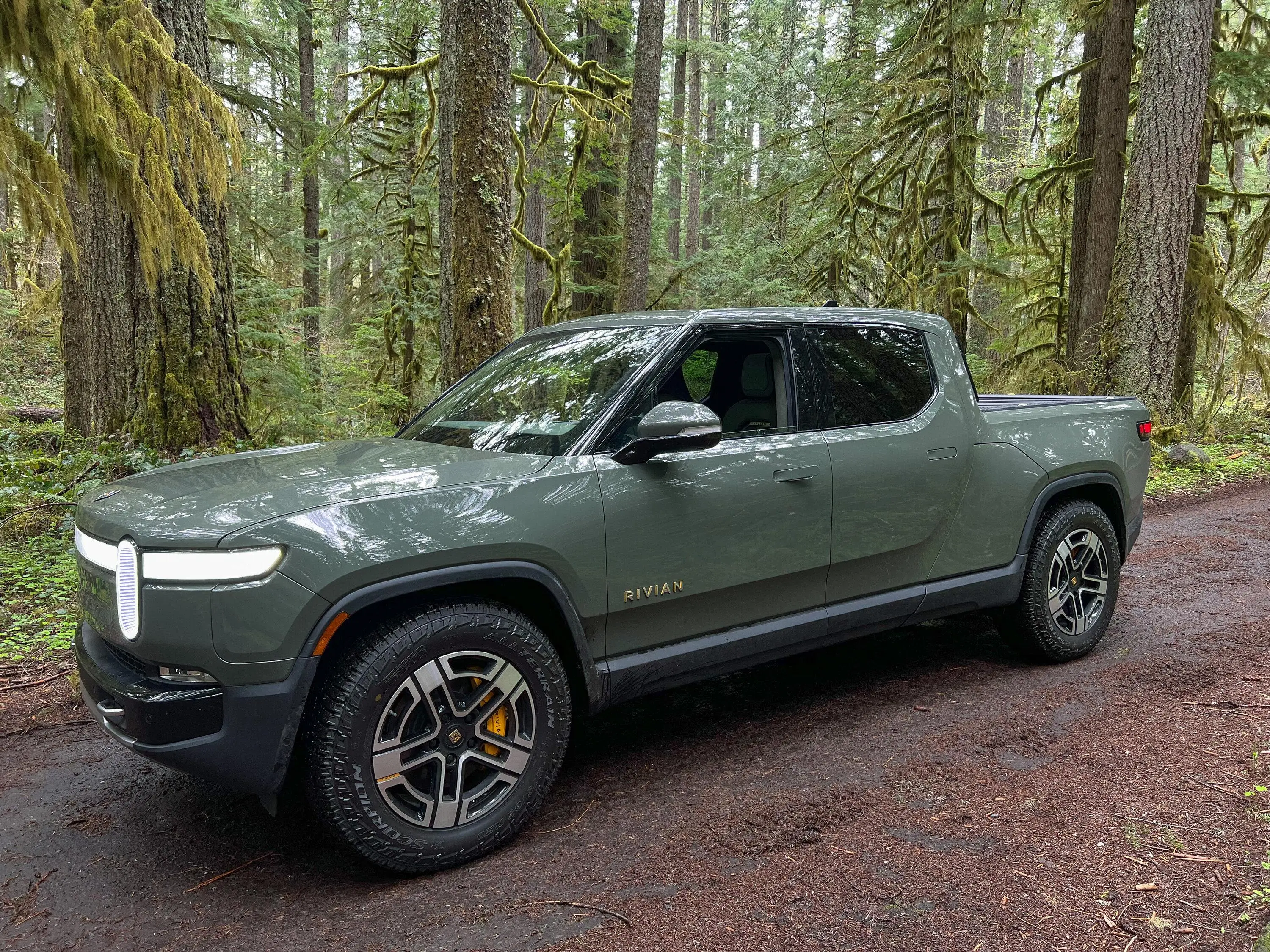 Rivian R1T R1S R1T LE LG FE group IMG_1830