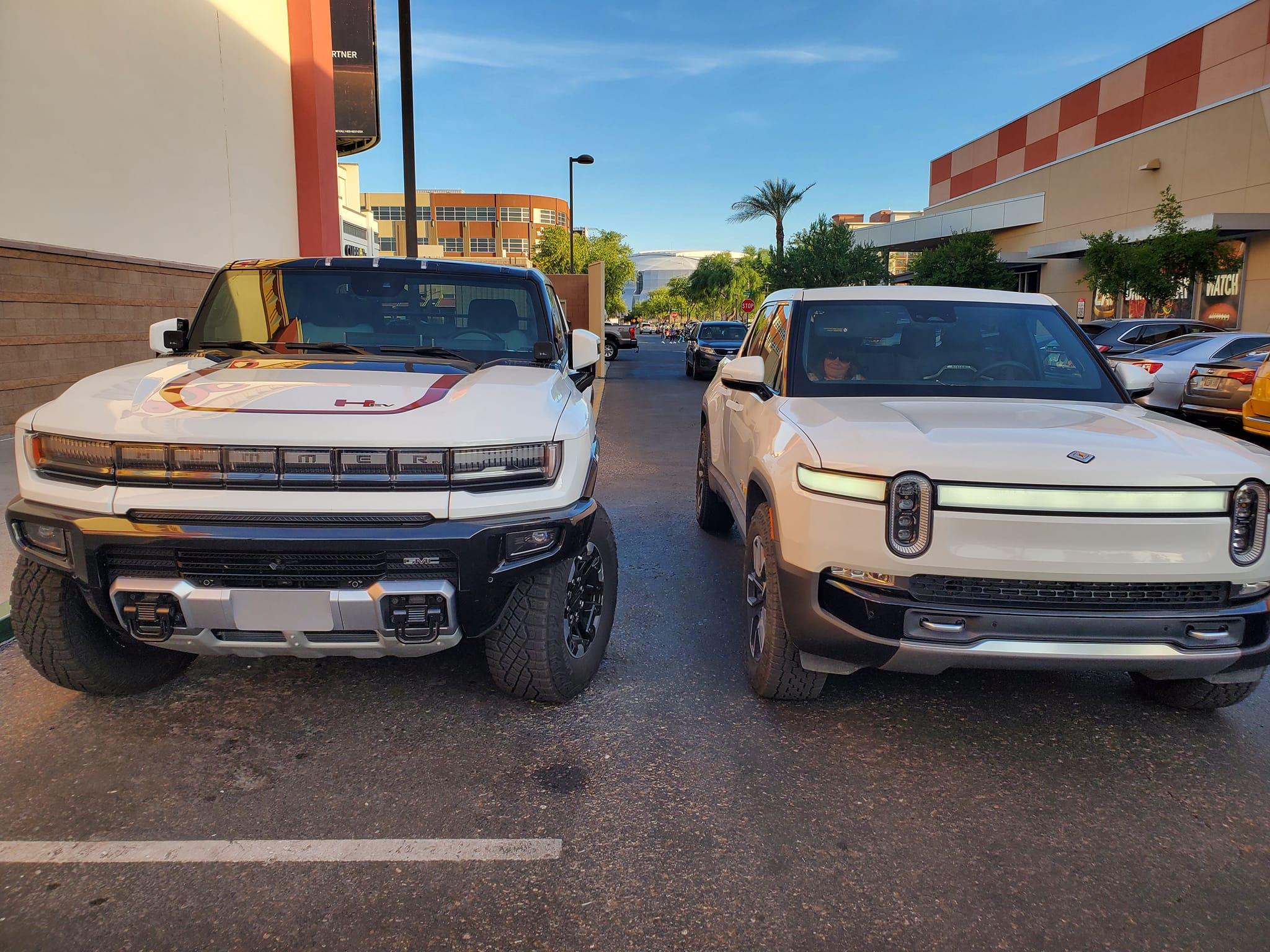 Rivian R1T R1S Pics: Rivian R1T vs Hummer EV side by side comparison look Rivian R1T vs Hummer EV pickup comparison side by side 2