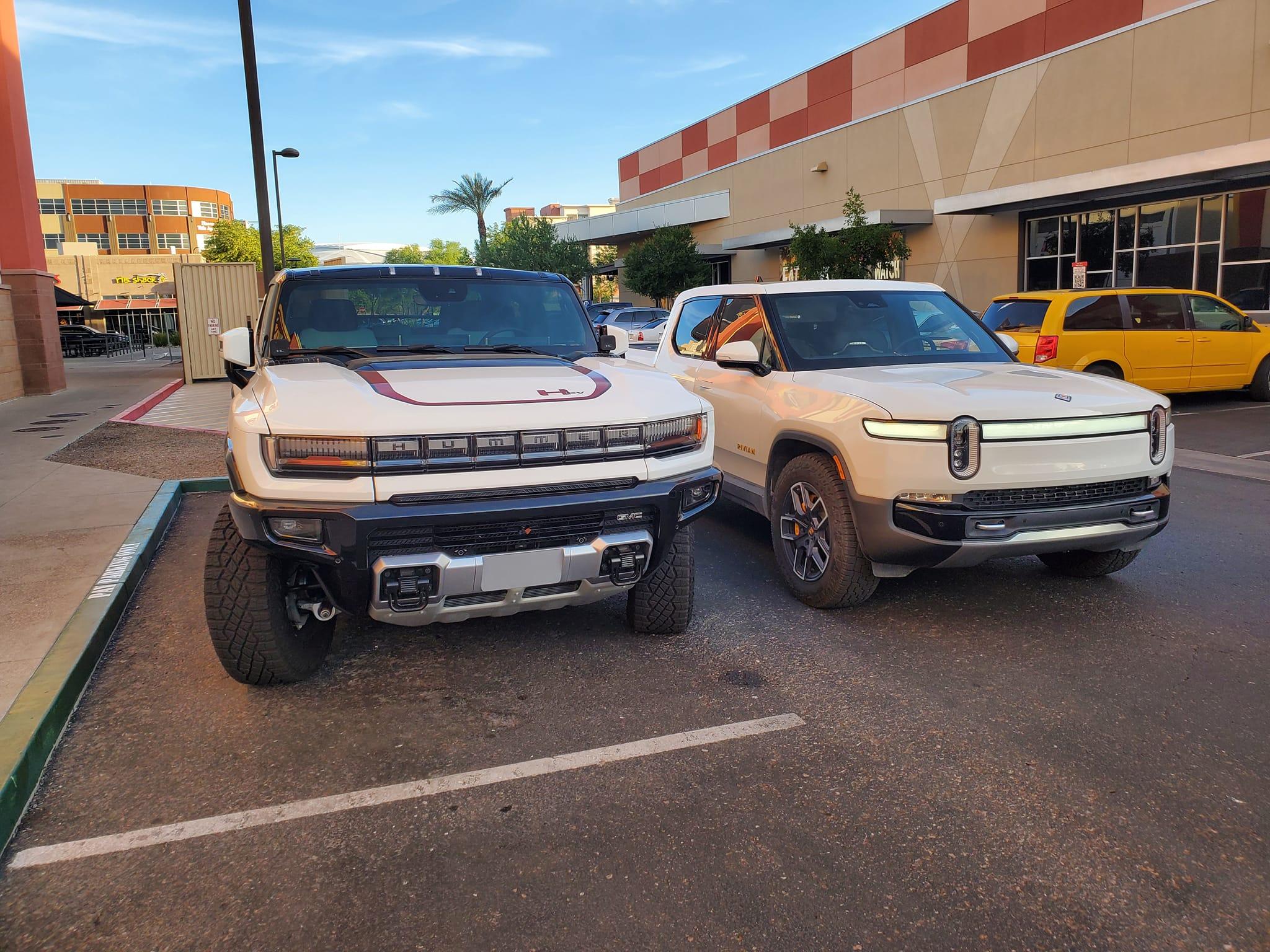 Rivian R1T R1S Pics: Rivian R1T vs Hummer EV side by side comparison look Rivian R1T vs Hummer EV pickup comparison side by side 3