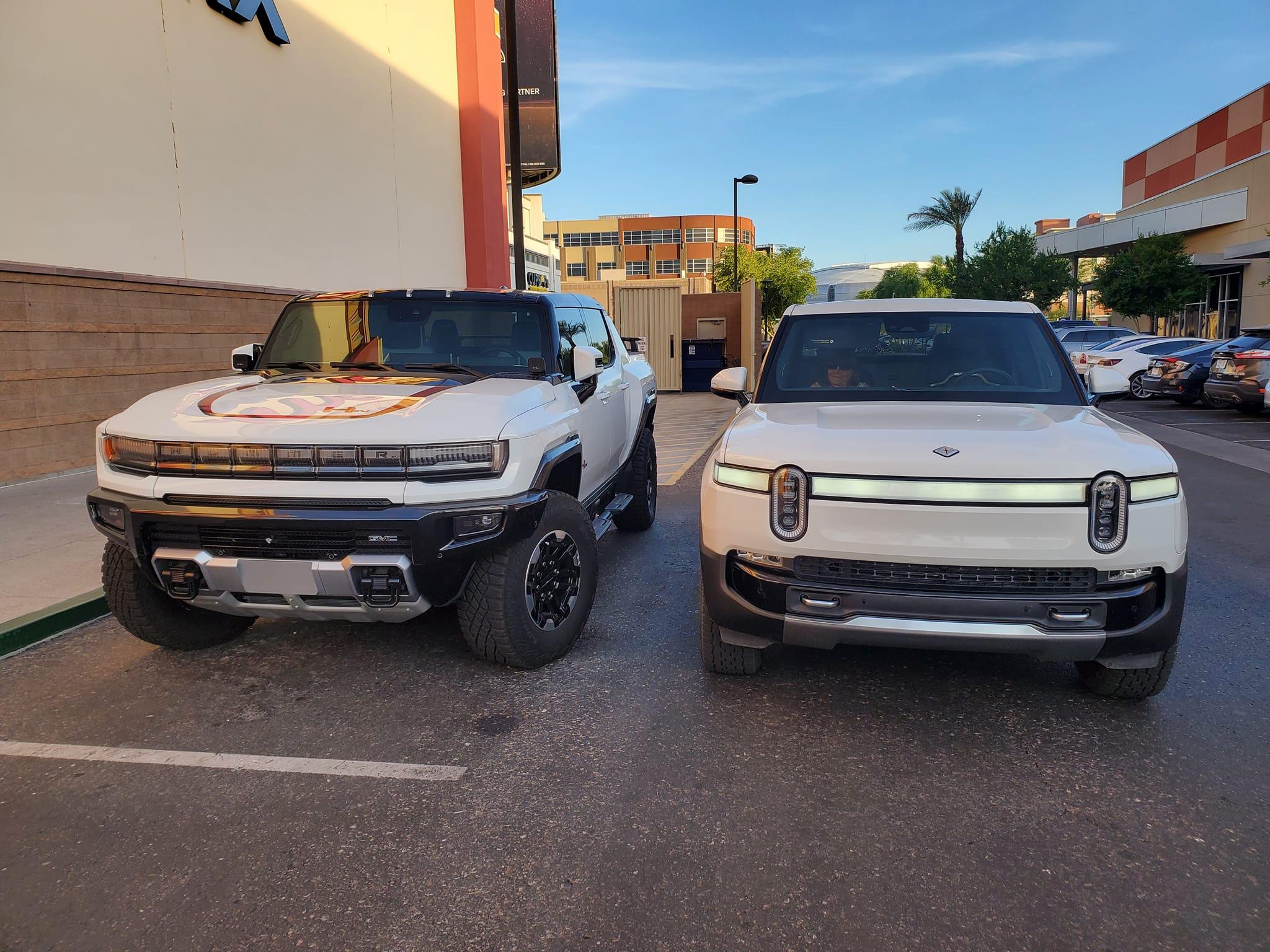 Rivian R1T R1S Pics: Rivian R1T vs Hummer EV side by side comparison look Rivian R1T vs Hummer EV pickup comparison side by side 4