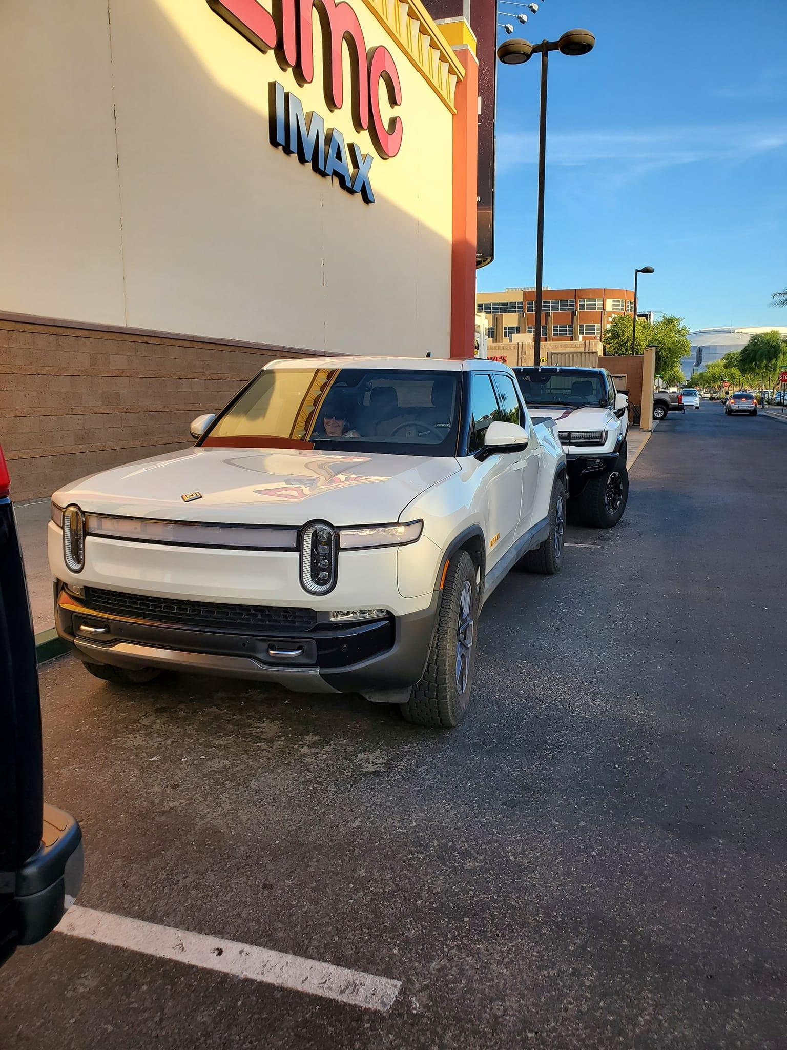 Rivian R1T R1S Pics: Rivian R1T vs Hummer EV side by side comparison look Rivian R1T vs Hummer EV pickup comparison side by side 5