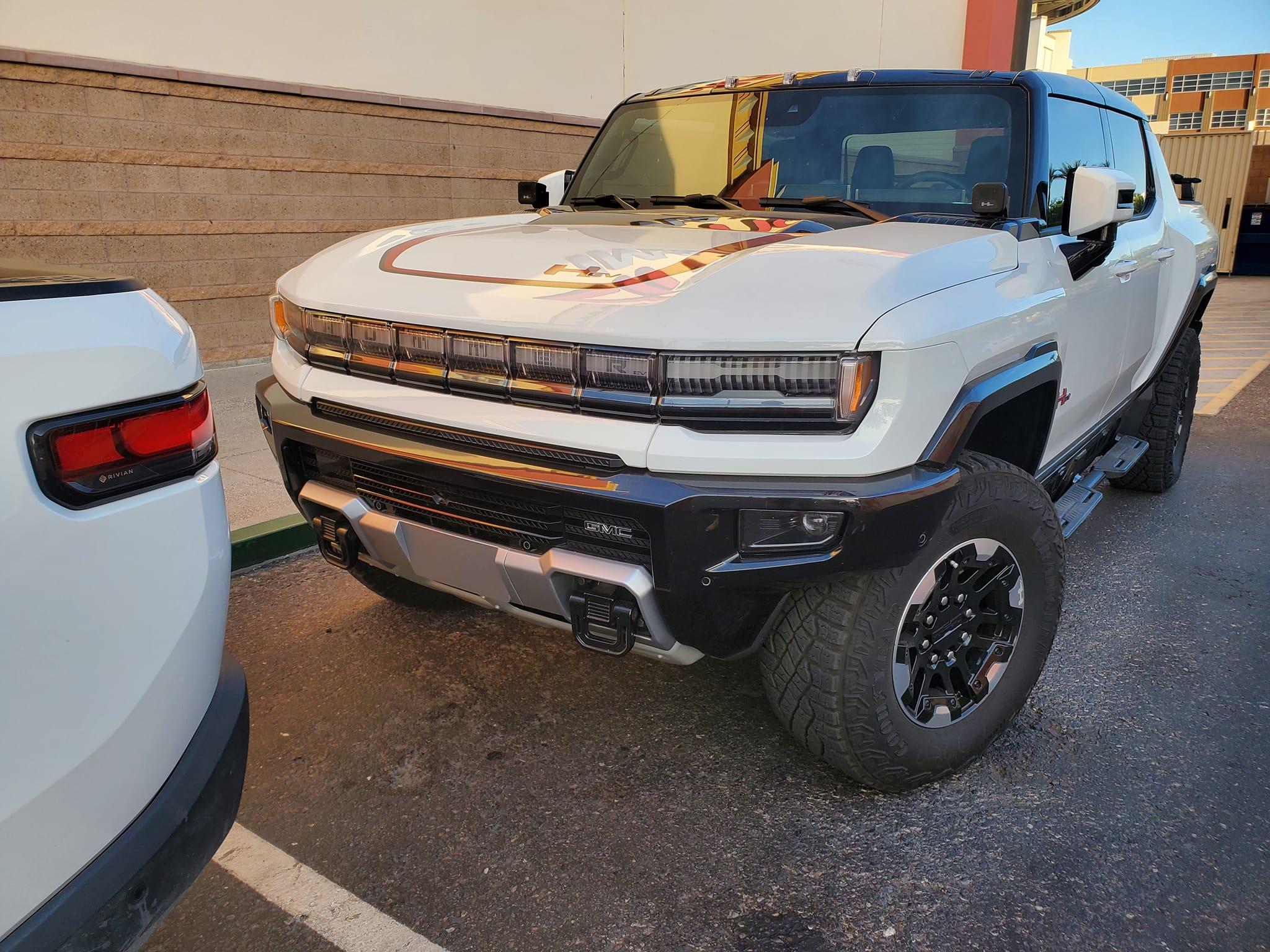 Rivian R1T R1S Pics: Rivian R1T vs Hummer EV side by side comparison look Rivian R1T vs Hummer EV pickup comparison side by side 6