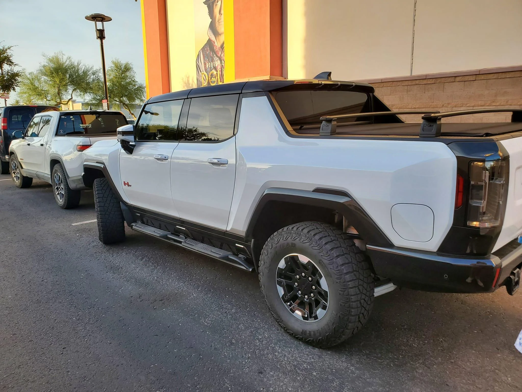 Rivian R1T R1S Pics: Rivian R1T vs Hummer EV side by side comparison look Rivian R1T vs Hummer EV pickup comparison side by side 7