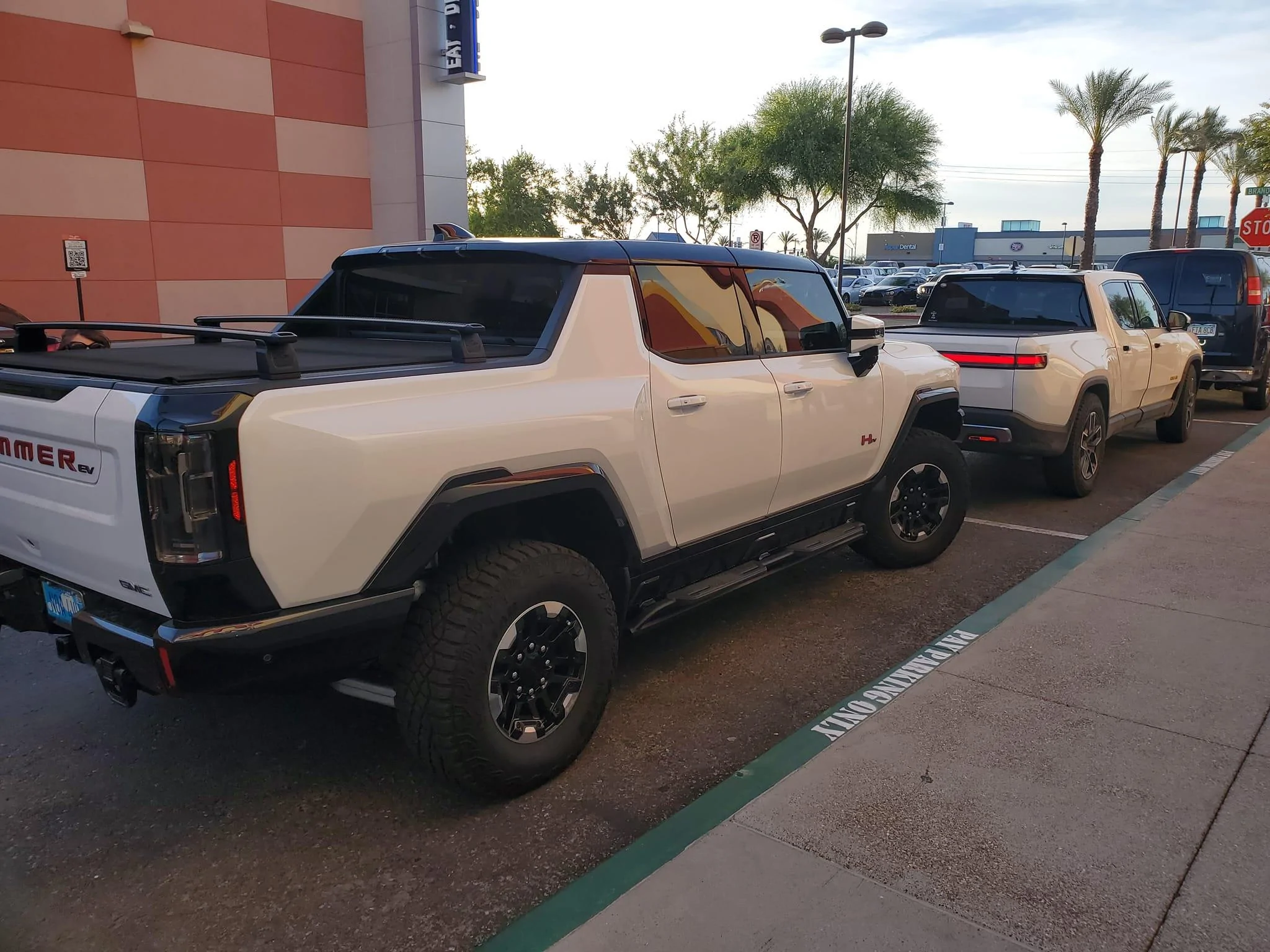 Rivian R1T R1S Pics: Rivian R1T vs Hummer EV side by side comparison look Rivian R1T vs Hummer EV pickup comparison side by side 9