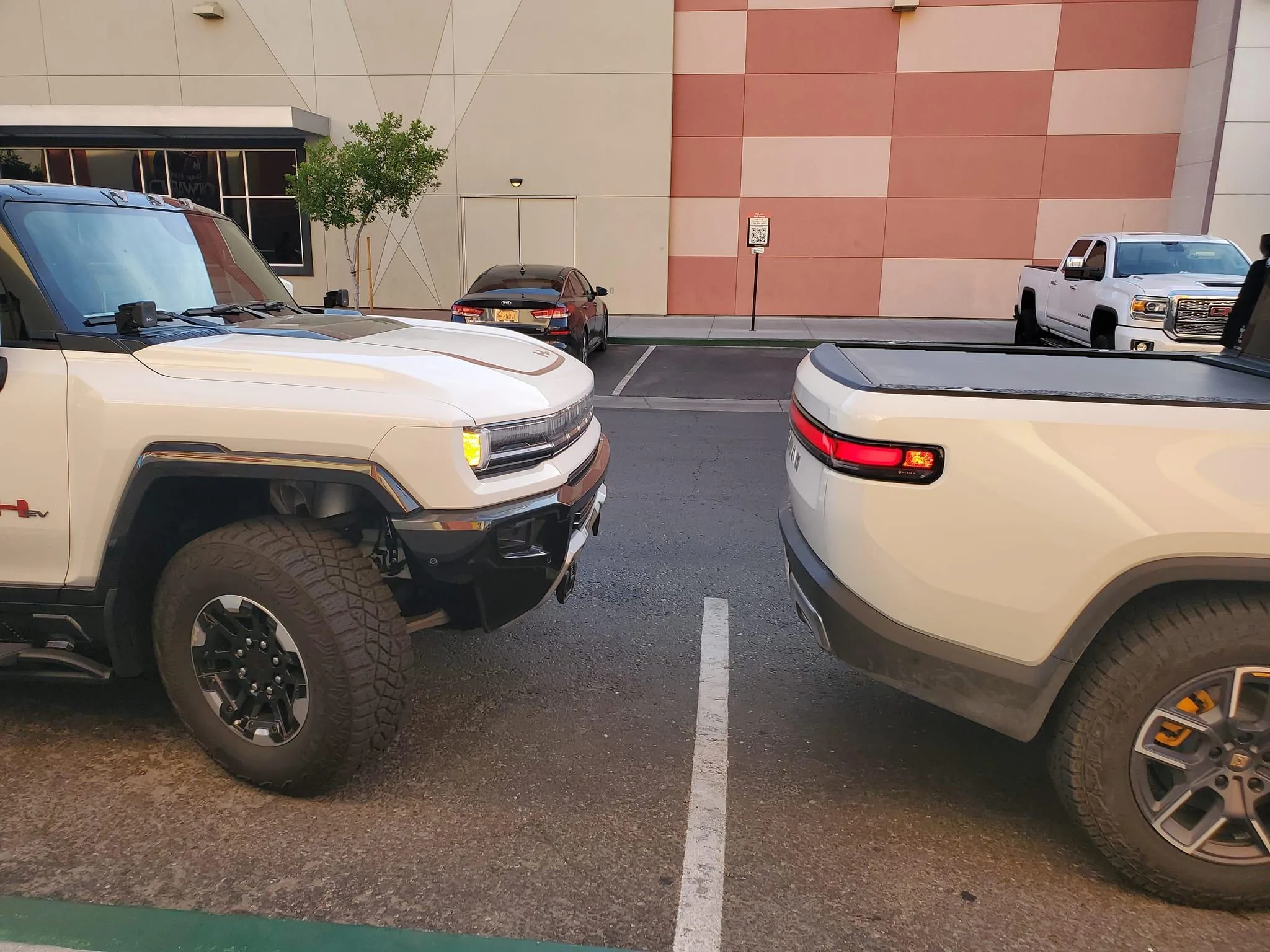 Rivian R1T R1S Pics: Rivian R1T vs Hummer EV side by side comparison look Rivian R1T vs Hummer EV pickup comparison side by side 8