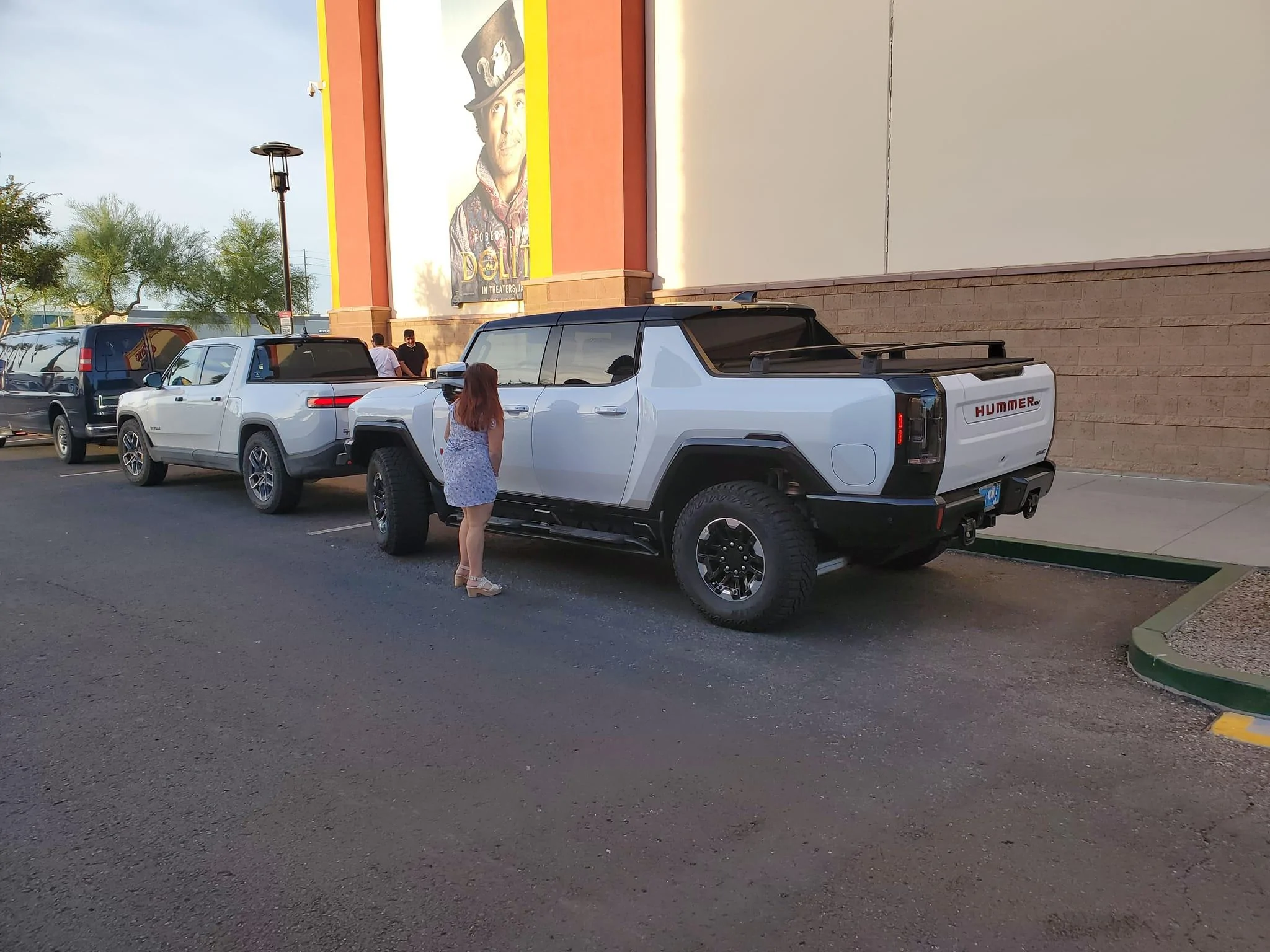 Rivian R1T R1S Pics: Rivian R1T vs Hummer EV side by side comparison look Rivian R1T vs Hummer EV pickup comparison side by side 10