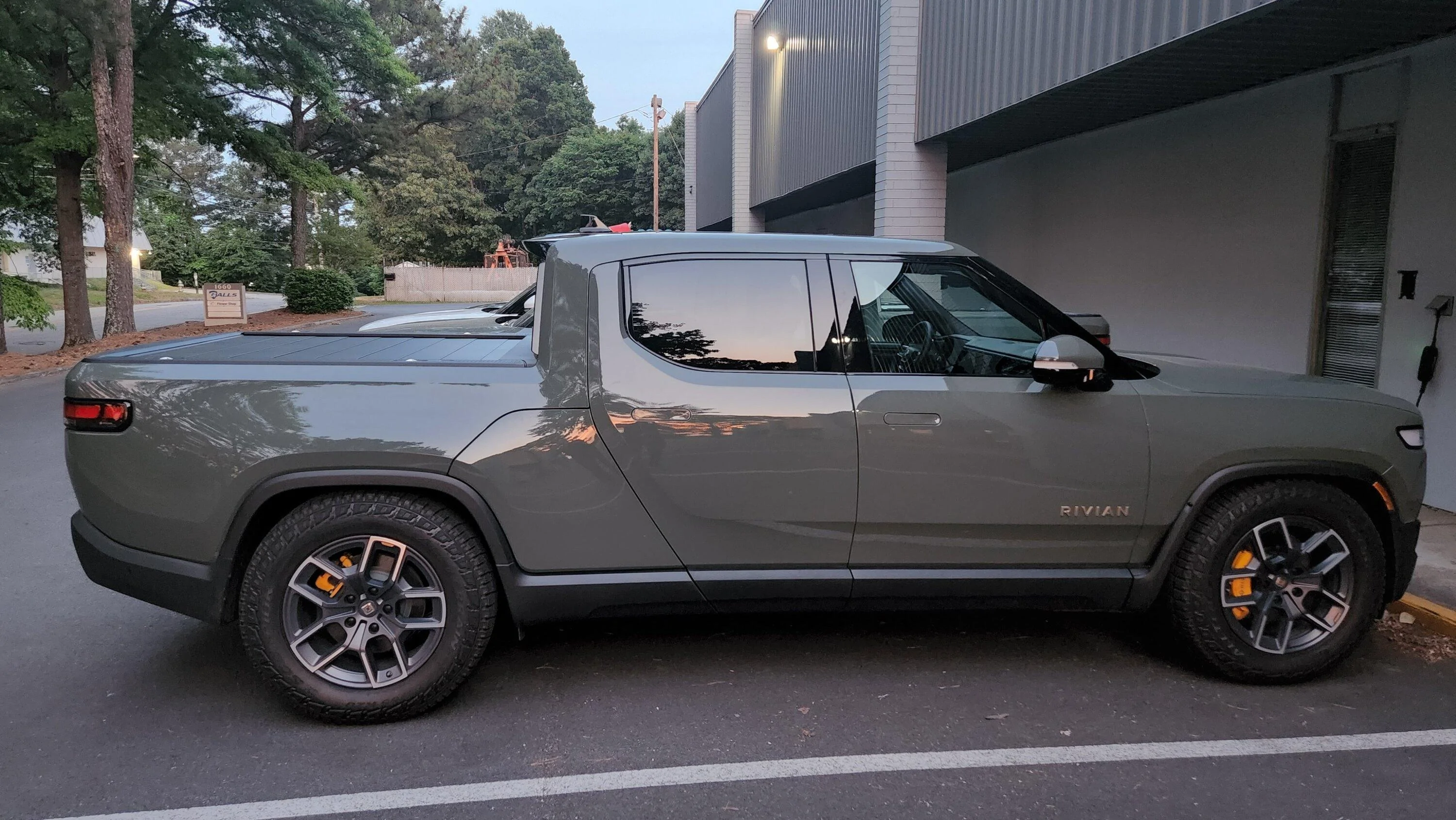 Rivian R1T R1S Rivian Service Centers / Retail Locations List / Other Facilities (Pics & Updates) 20220520_203959