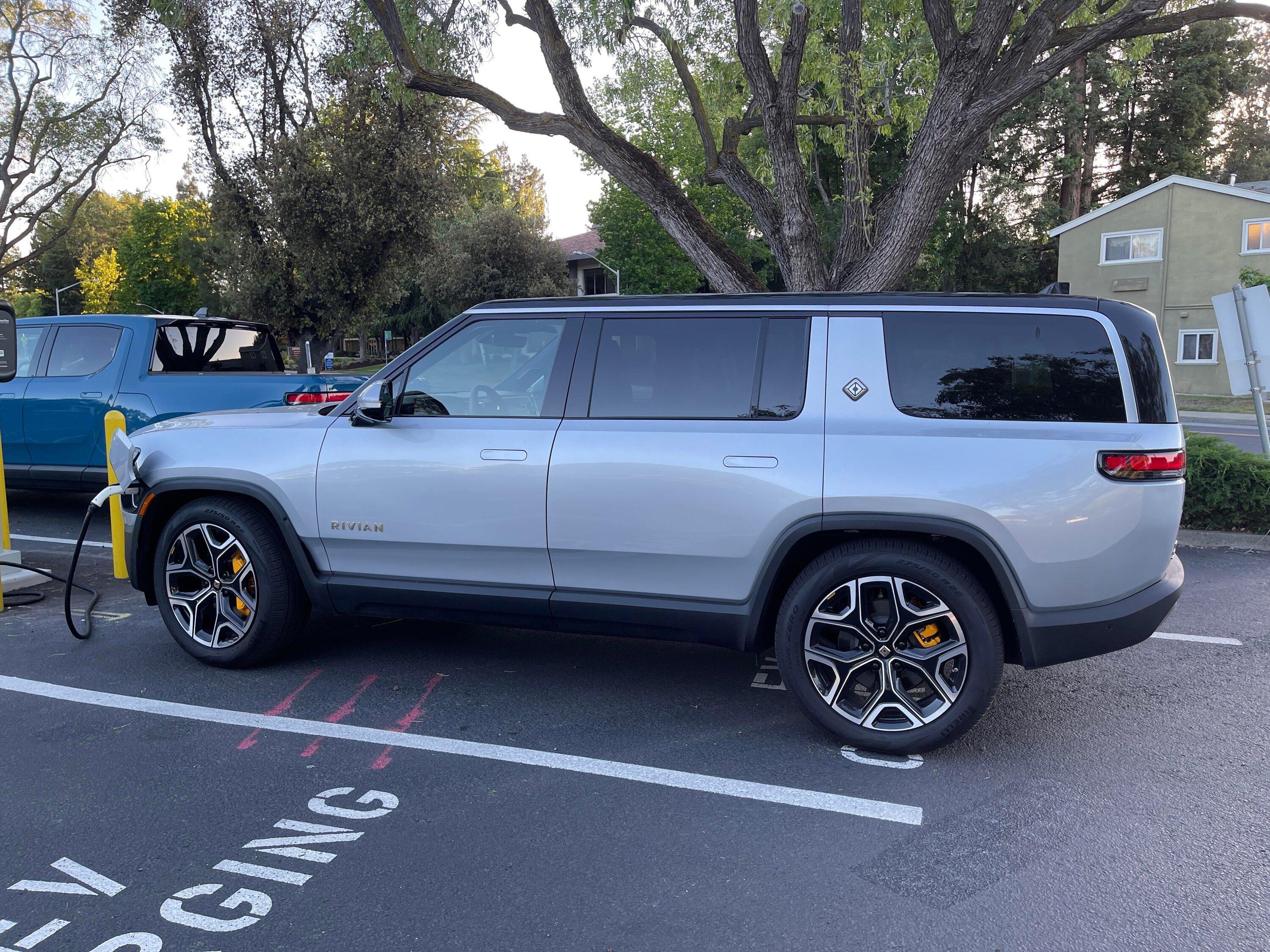 Rivian R1T R1S LA SILVER Rivian Photos 071BD9AE-8359-40DE-948E-D830E89C79BD