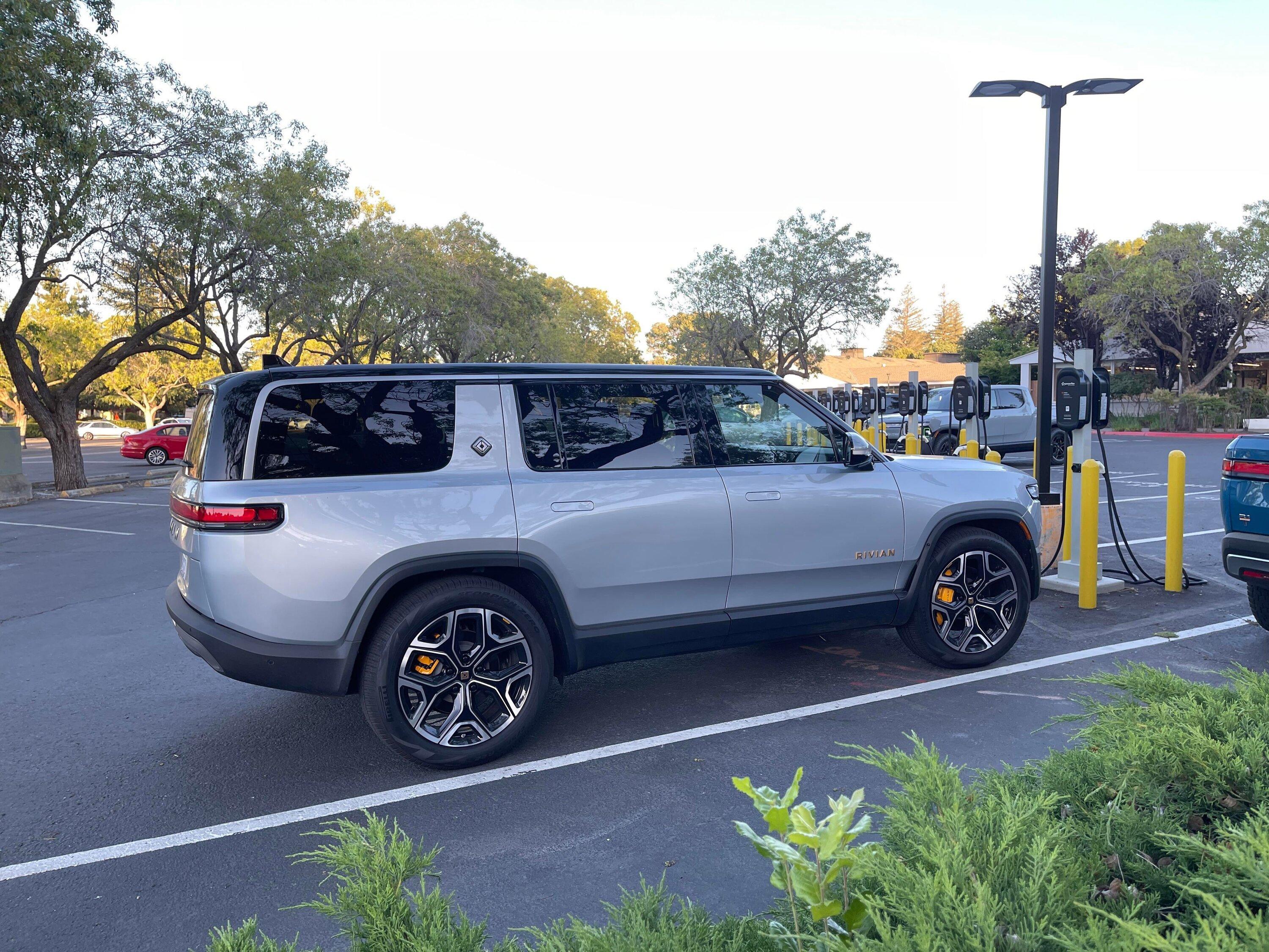 Rivian R1T R1S LA SILVER Rivian Photos BF951A33-421D-42F2-A1DB-43F2C8898466